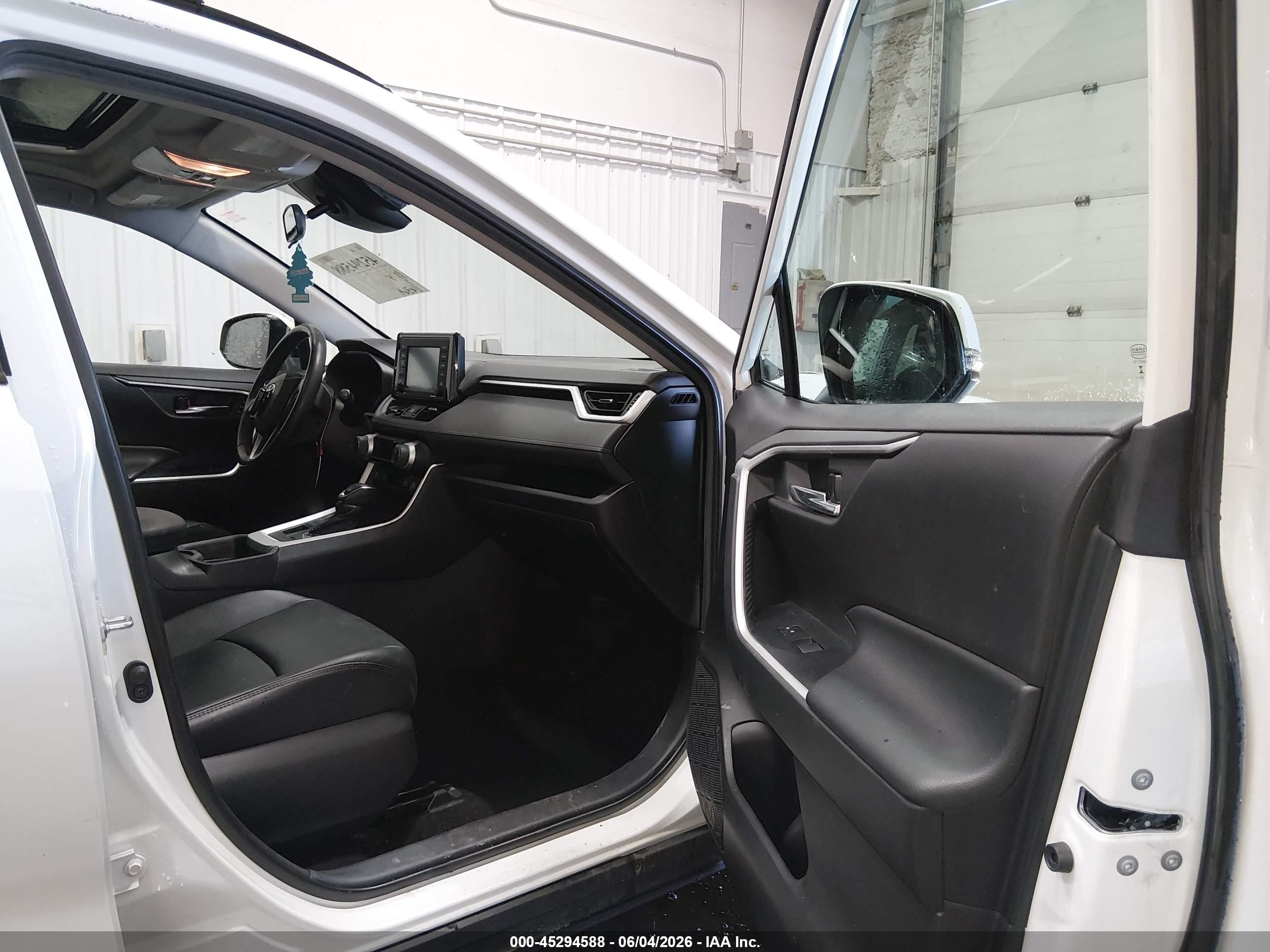 2021 Toyota Rav4 Xle Premium White vin: 2T3A1RFV8MW143241