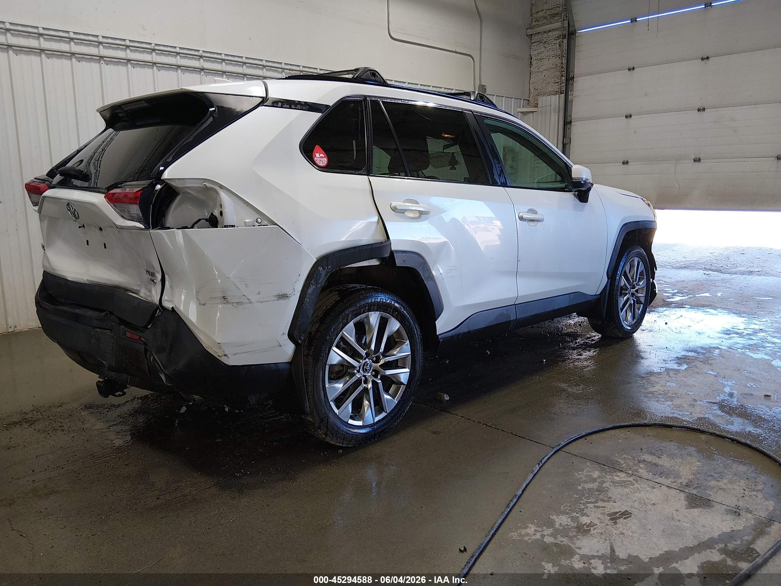 2021 Toyota Rav4 Xle Premium White vin: 2T3A1RFV8MW143241