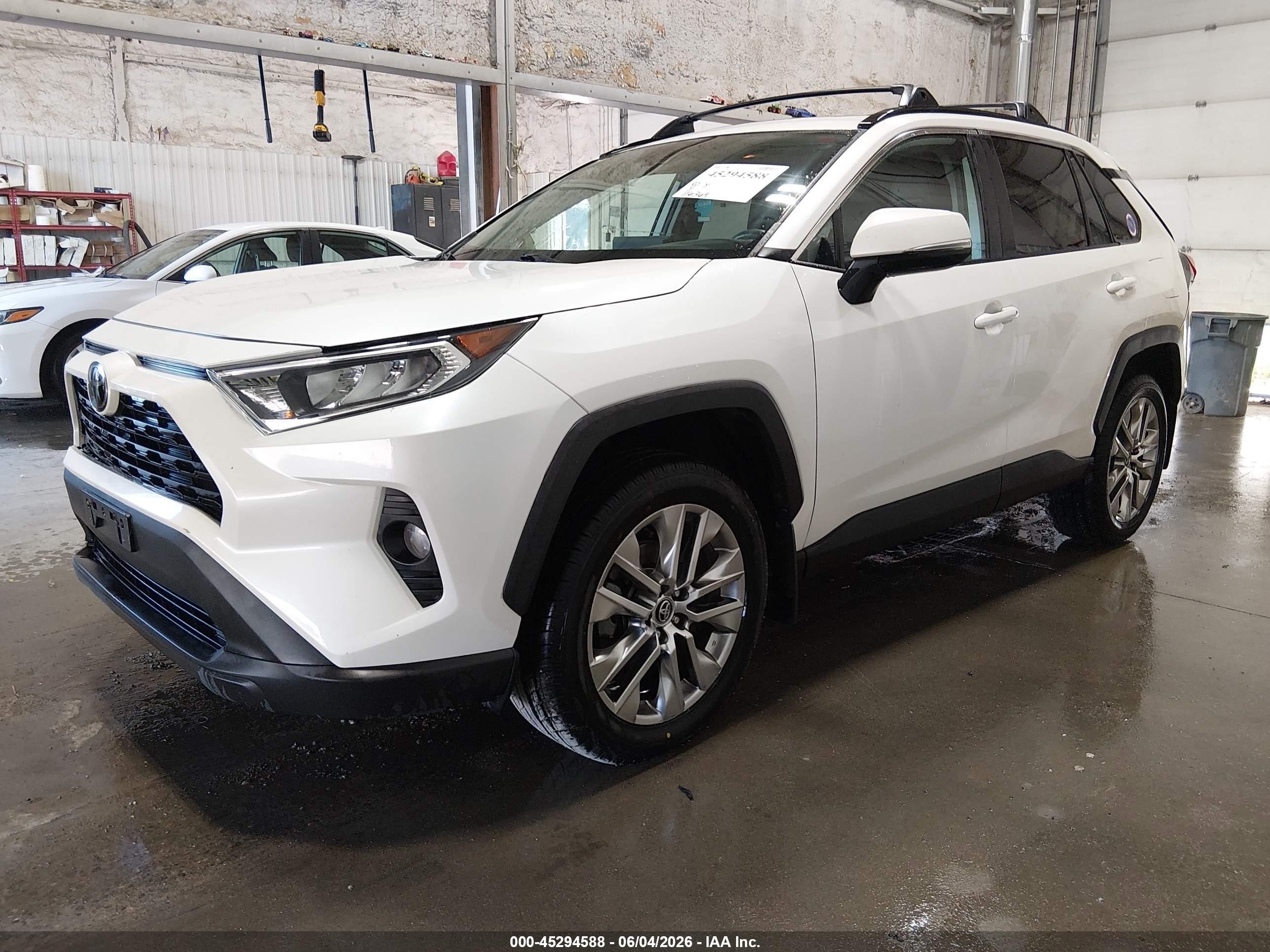 2021 Toyota Rav4 Xle Premium White vin: 2T3A1RFV8MW143241