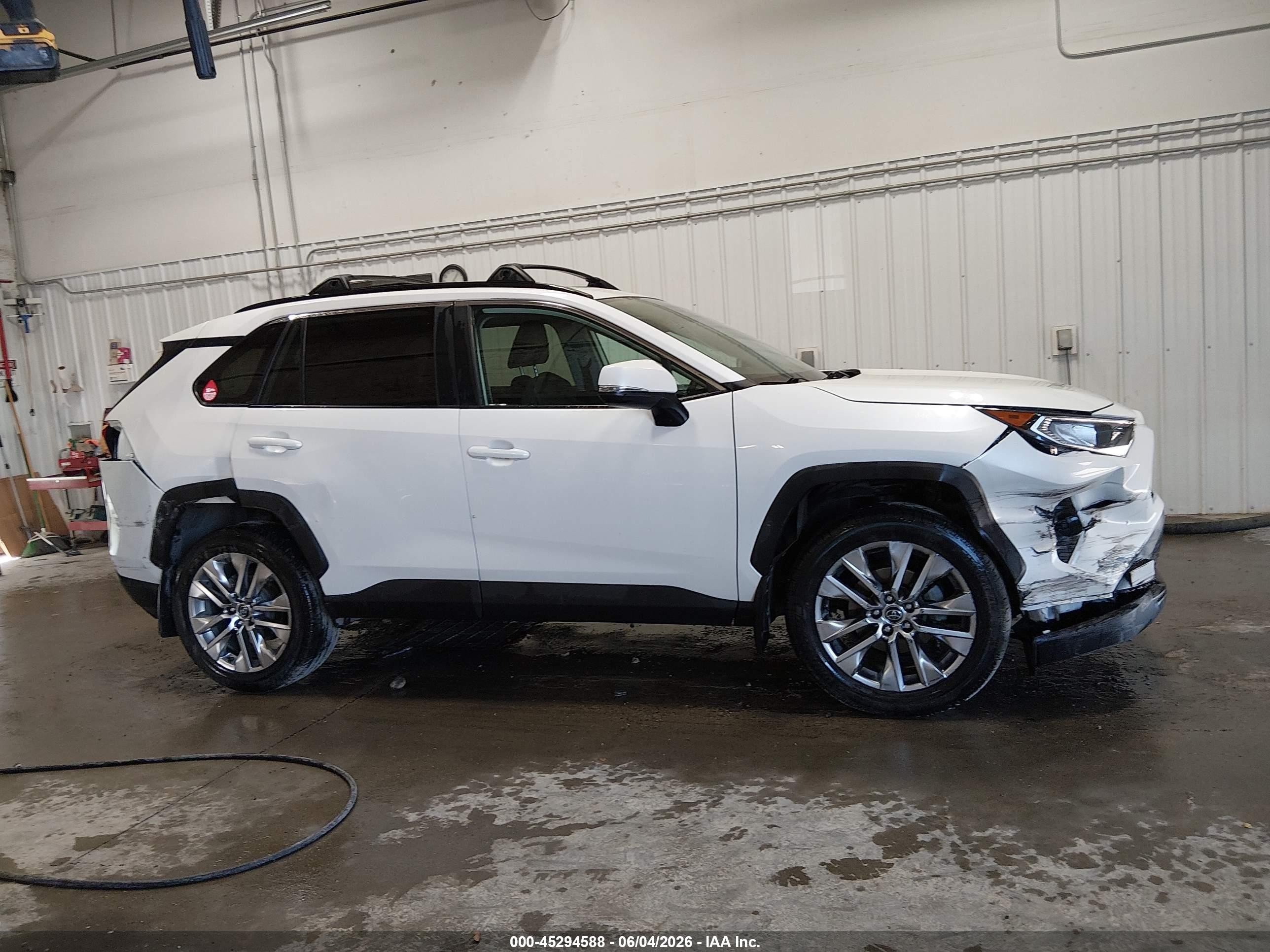 2021 Toyota Rav4 Xle Premium White vin: 2T3A1RFV8MW143241