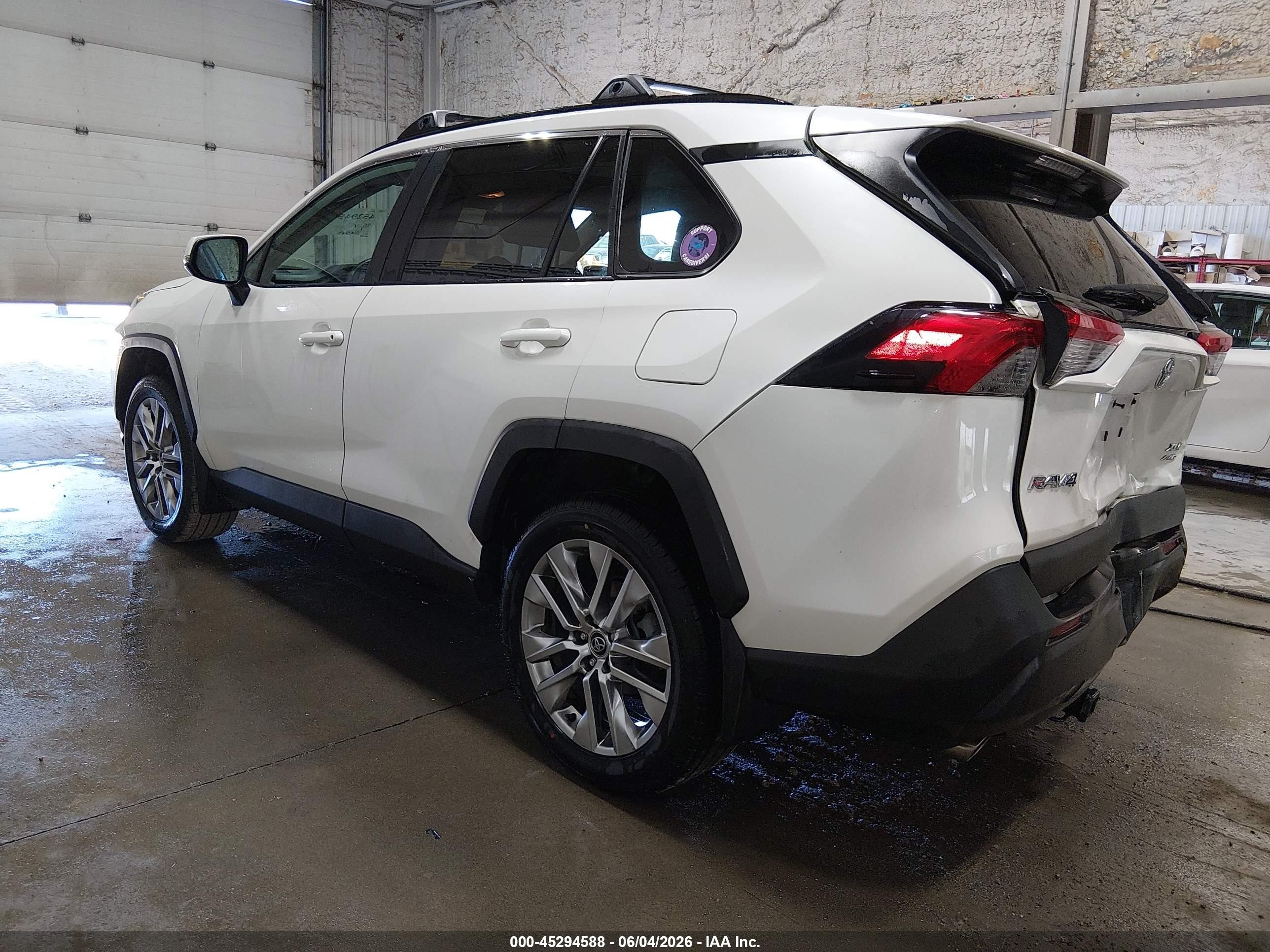 2021 Toyota Rav4 Xle Premium White vin: 2T3A1RFV8MW143241