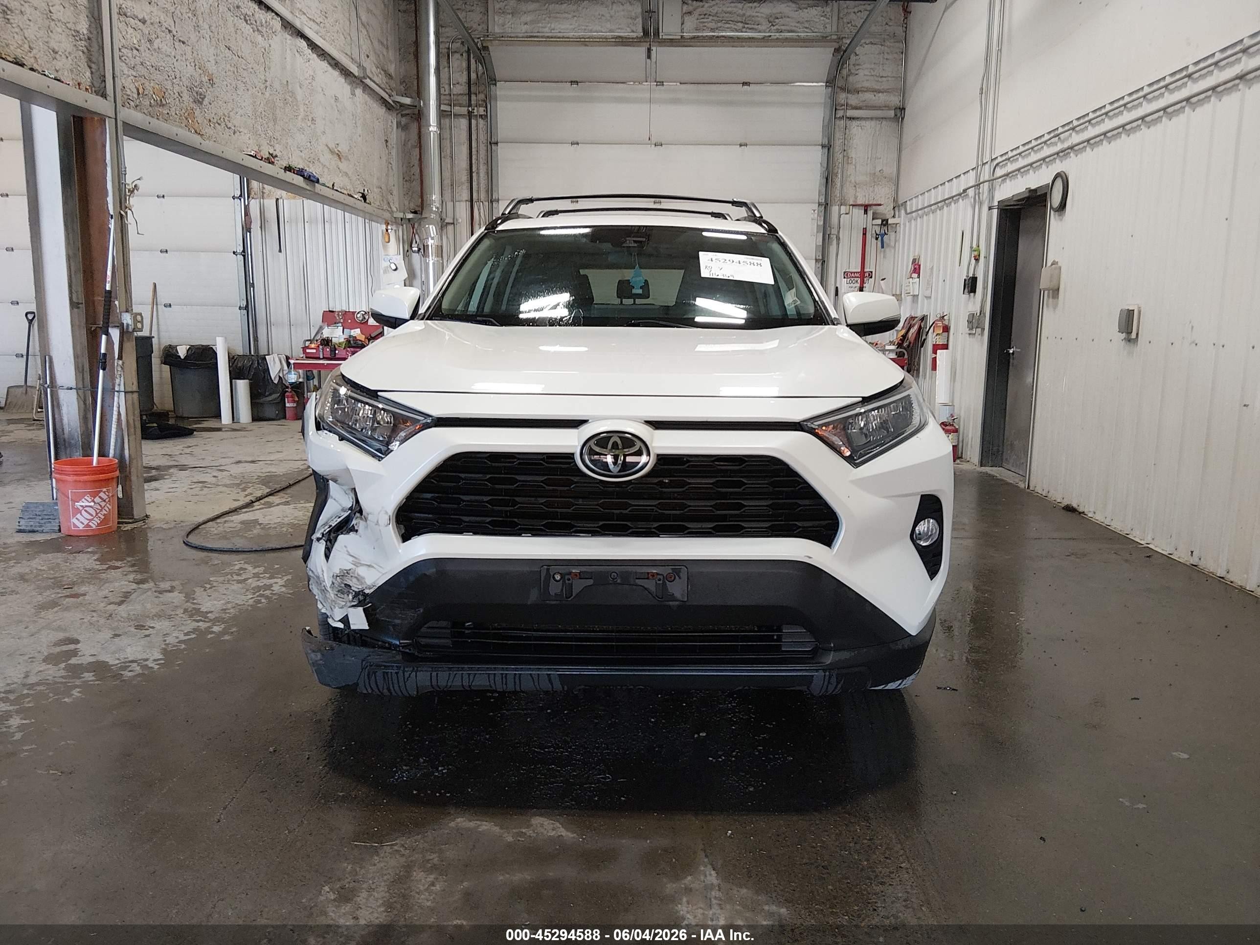 2021 Toyota Rav4 Xle Premium White vin: 2T3A1RFV8MW143241