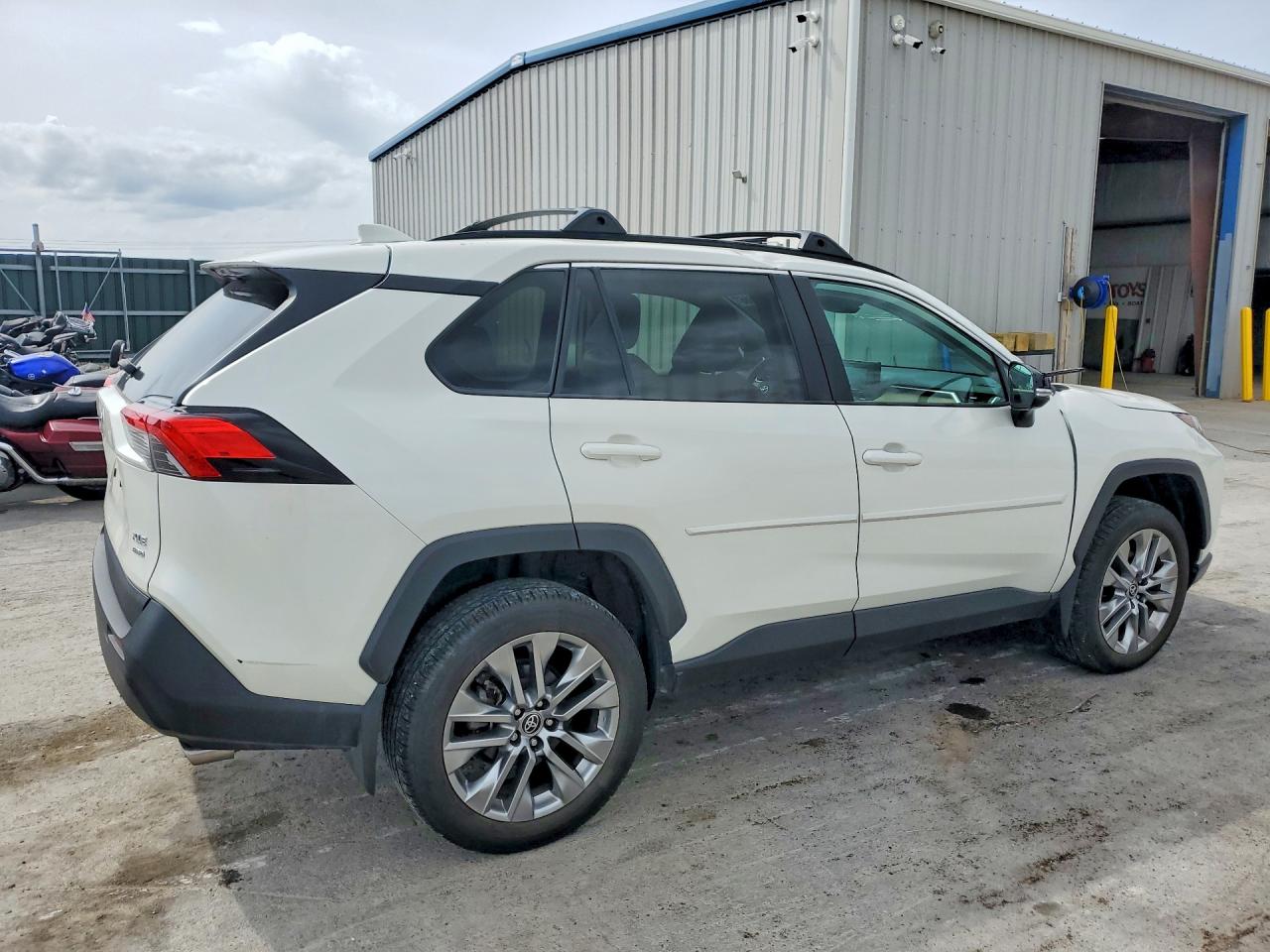 2022 Toyota Rav4 Xle Premium White vin: 2T3A1RFV8NW323241