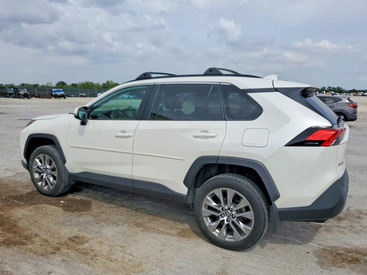 2022 Toyota Rav4 Xle Premium White vin: 2T3A1RFV8NW323241
