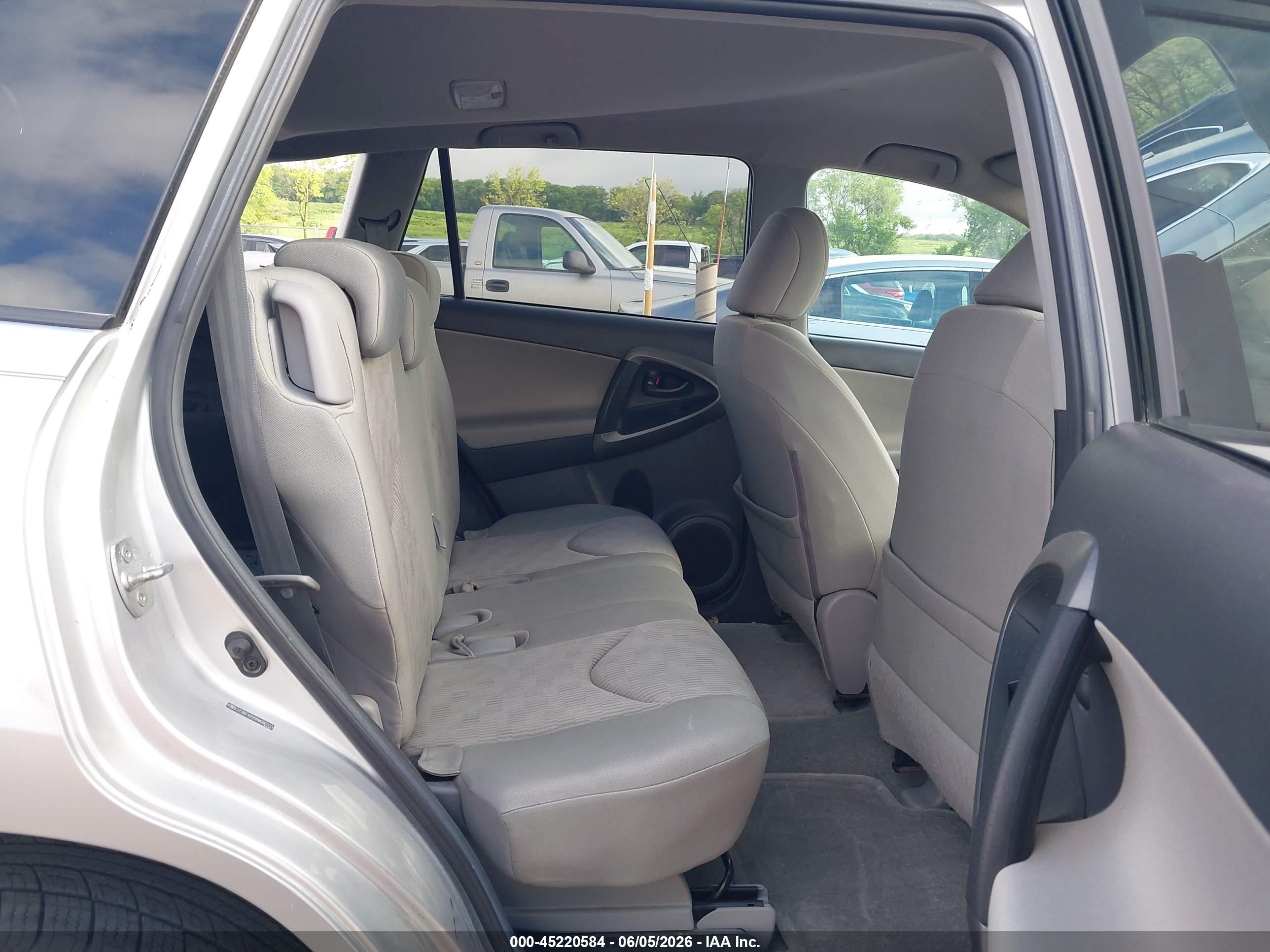 2011 Toyota Rav4   Silver vin: 2T3BF4DV0BW086333
