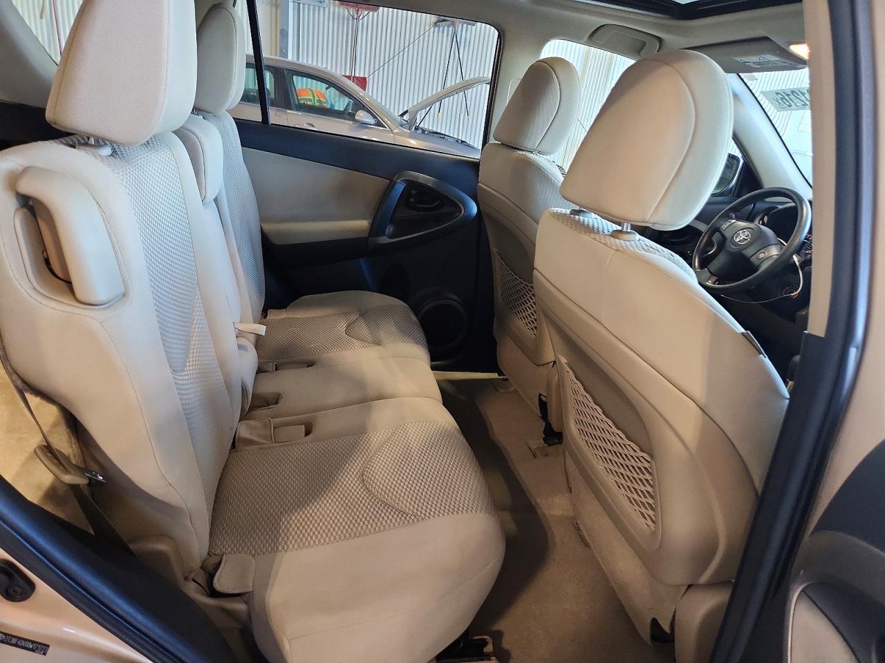 2011 Toyota Rav4 Base Tan vin: 2T3BF4DV0BW171723