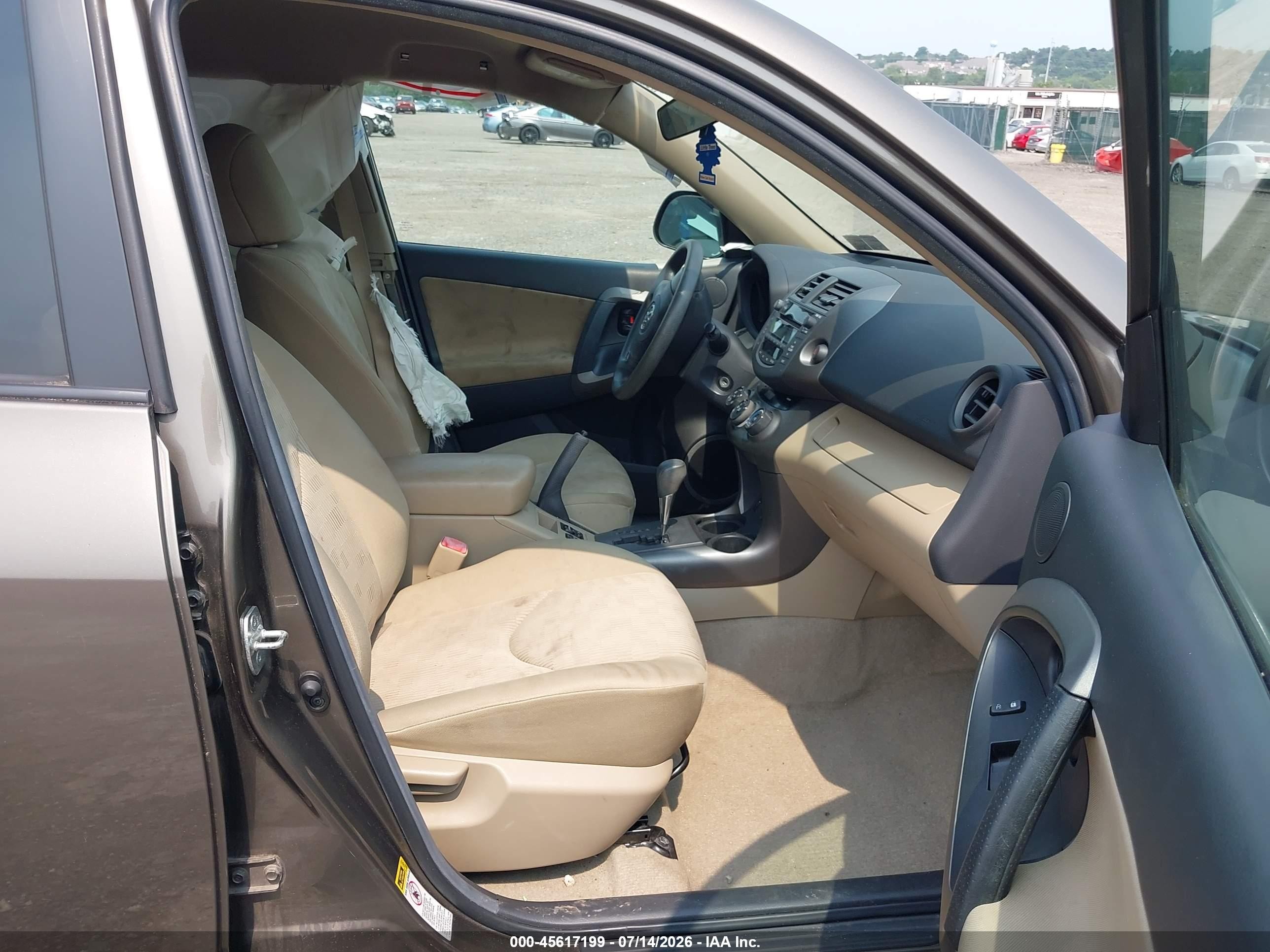 2011 Toyota Rav4   Tan vin: 2T3BF4DV1BW132459