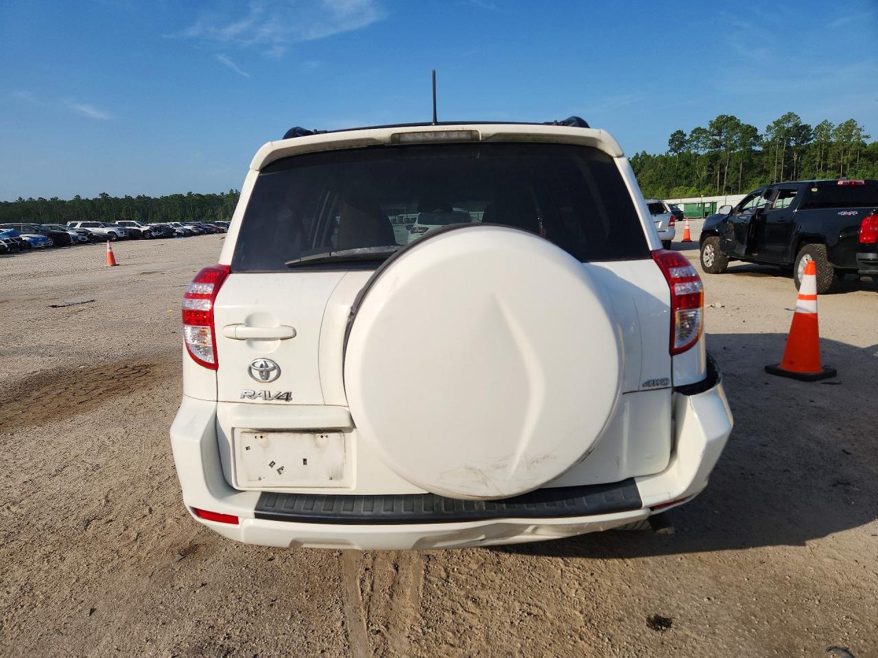 2011 Toyota Rav4 Base White vin: 2T3BF4DV3BW157413