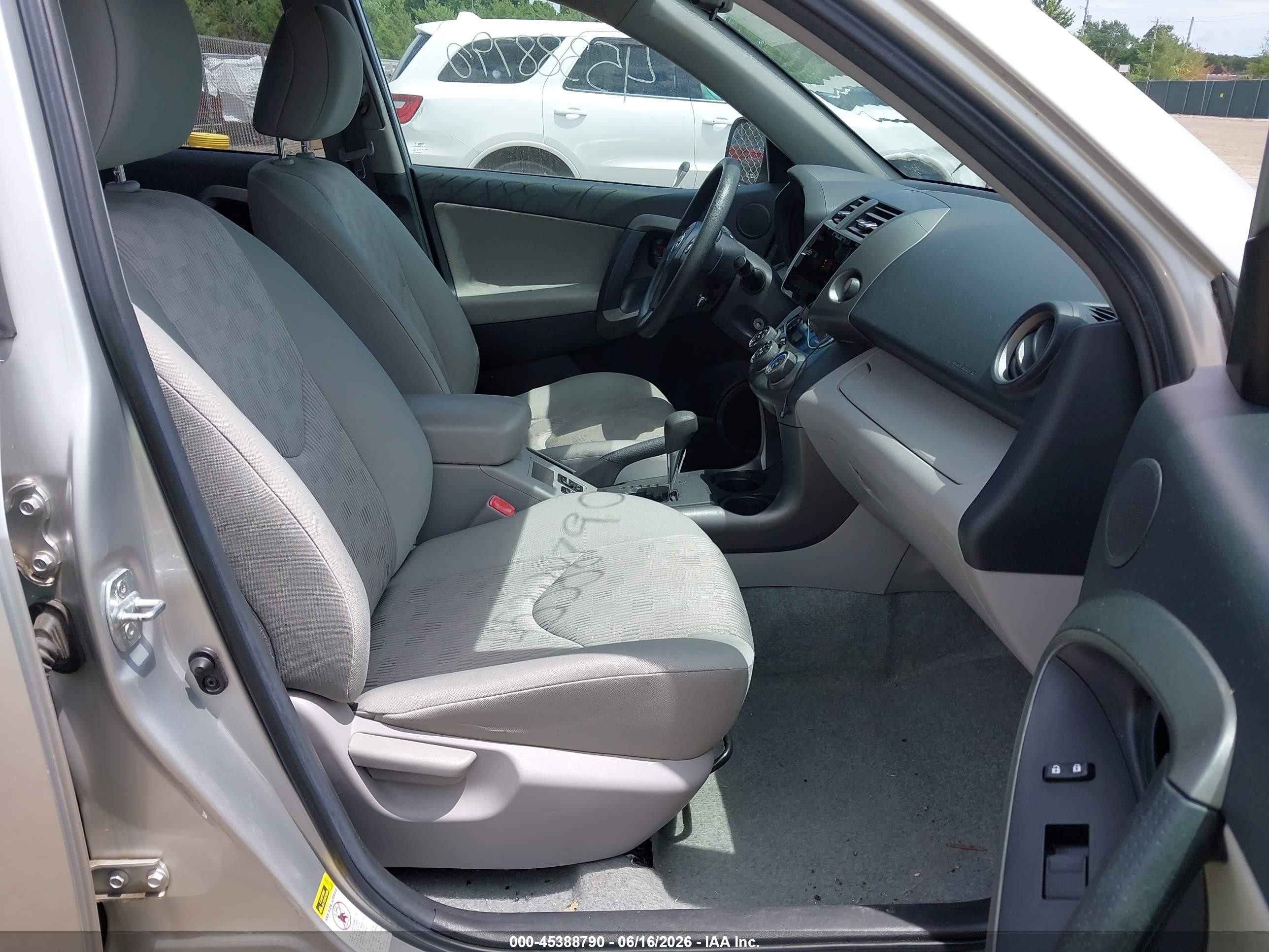 2011 Toyota Rav4   Silver vin: 2T3BF4DV4BW095052