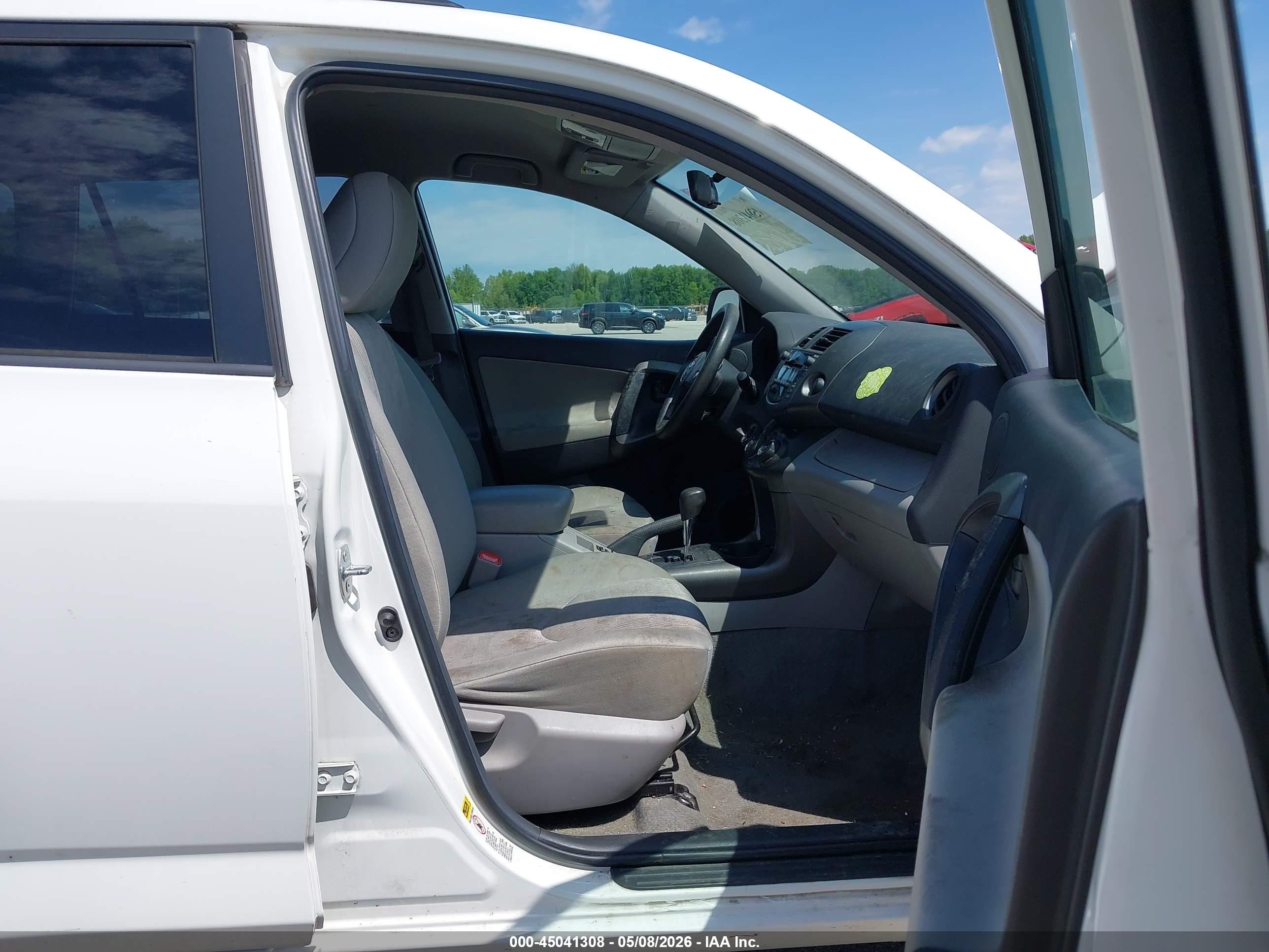 2011 Toyota Rav4   White vin: 2T3BF4DV5BW108102