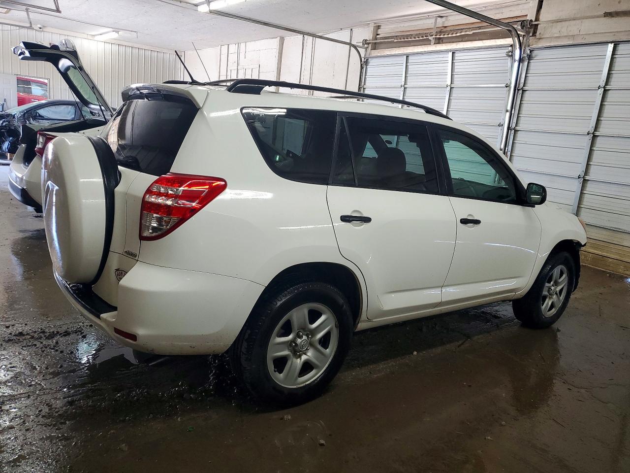2012 Toyota Rav4 Base White vin: 2T3BF4DV7CW186074