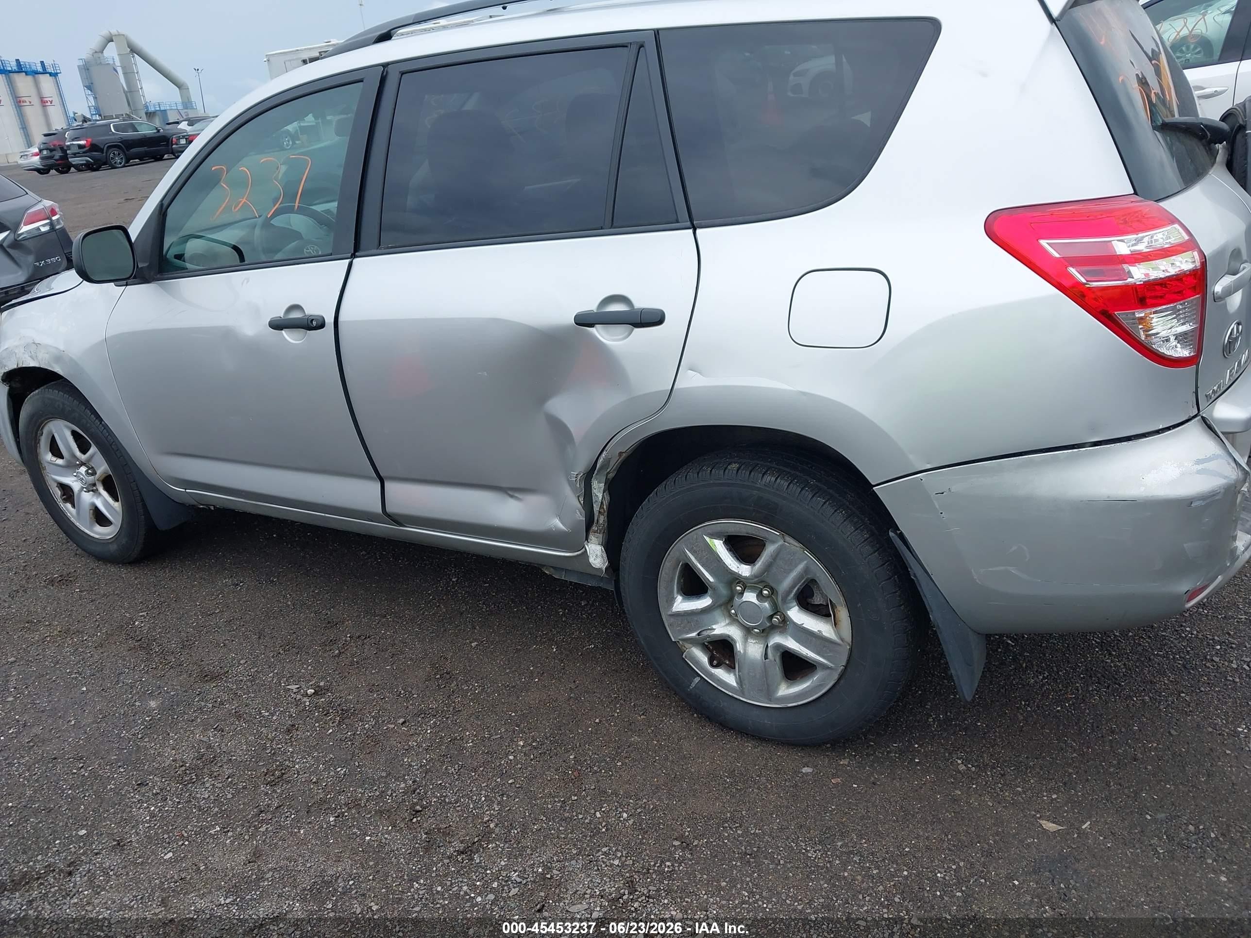 2010 Toyota Rav4   Серебряный vin: 2T3BF4DV8AW054762