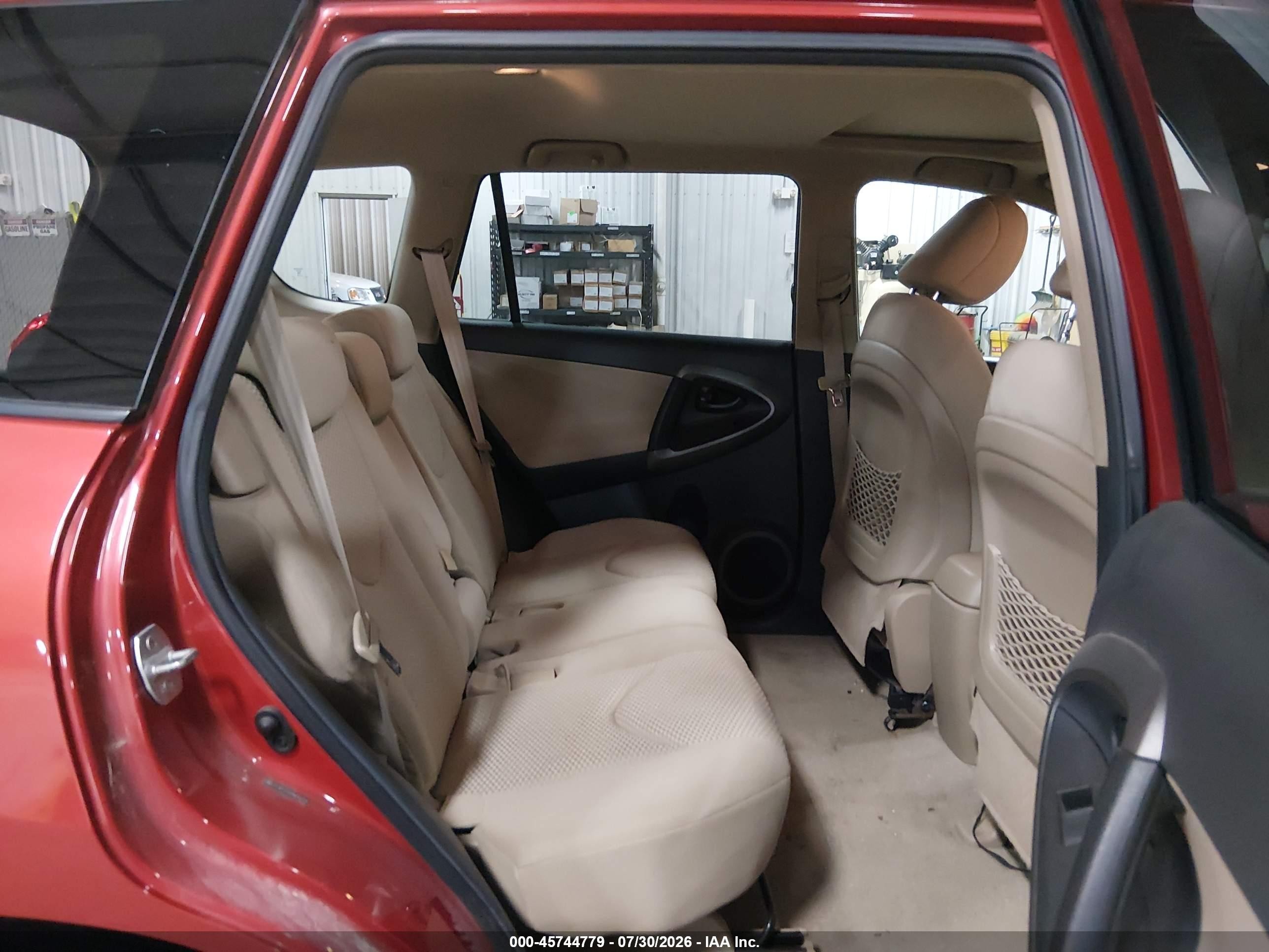 2011 Toyota Rav4   Red vin: 2T3BF4DV8BW085916