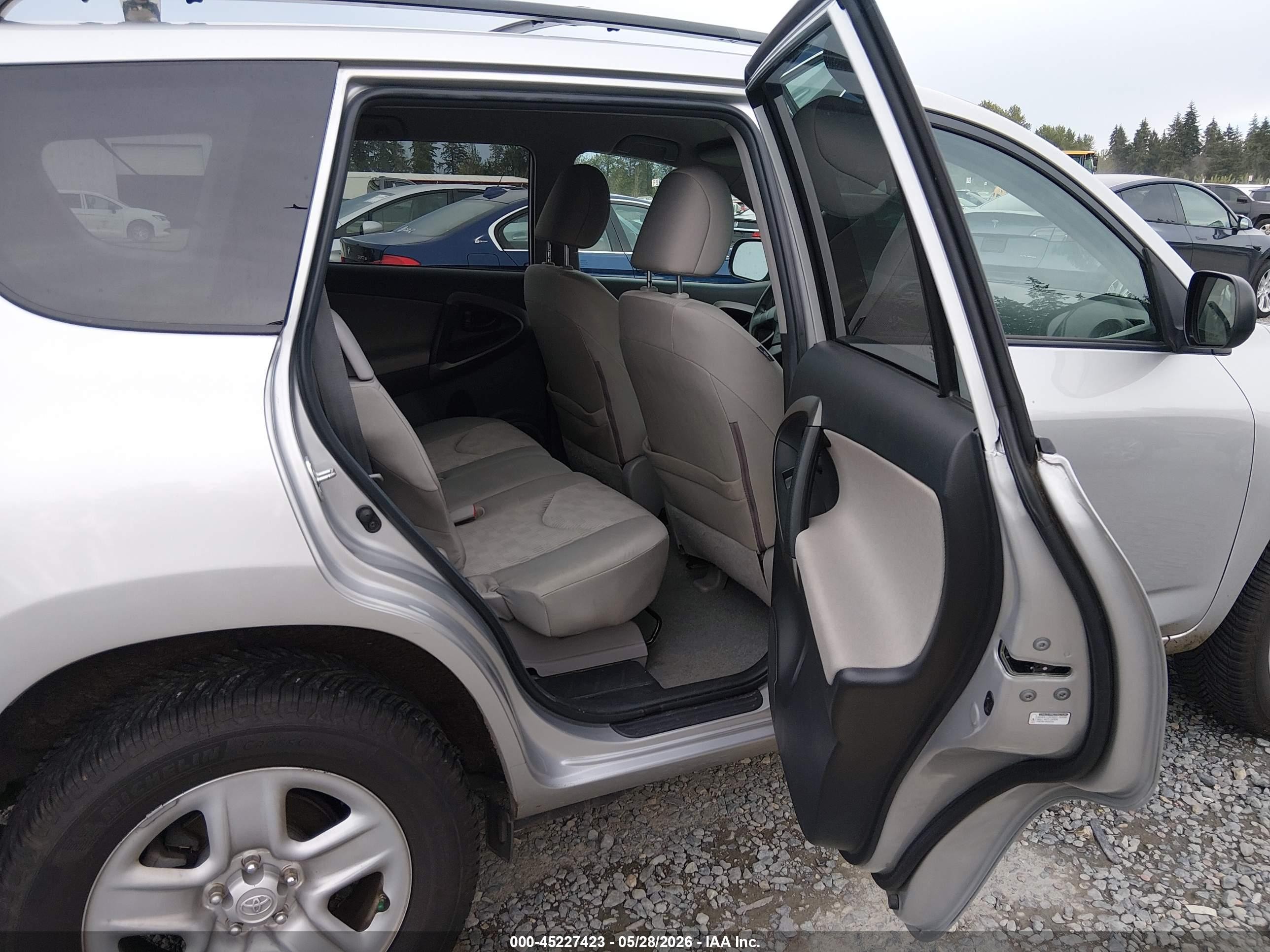 2011 Toyota Rav4   Silver vin: 2T3BF4DV8BW121829