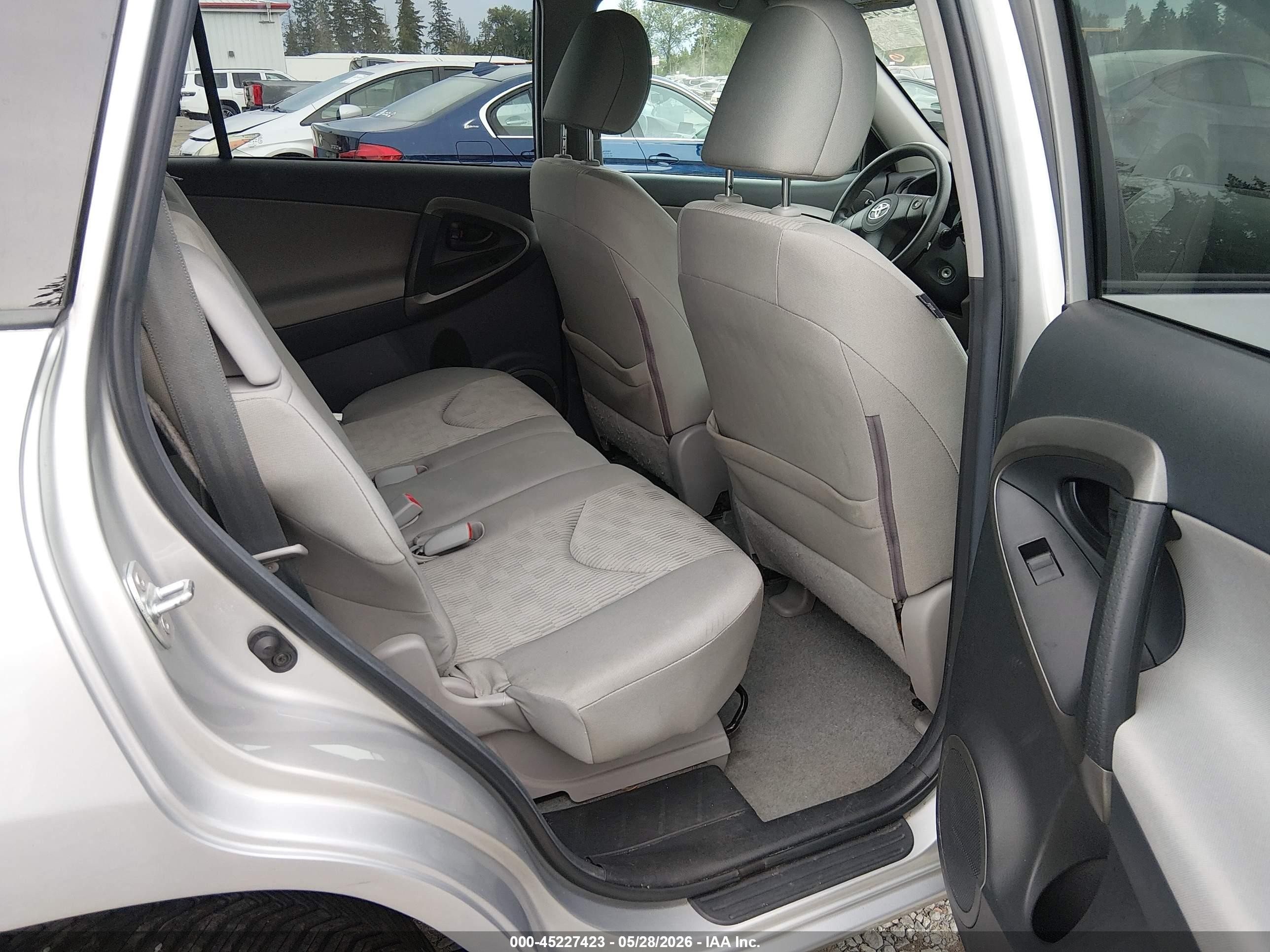 2011 Toyota Rav4   Silver vin: 2T3BF4DV8BW121829