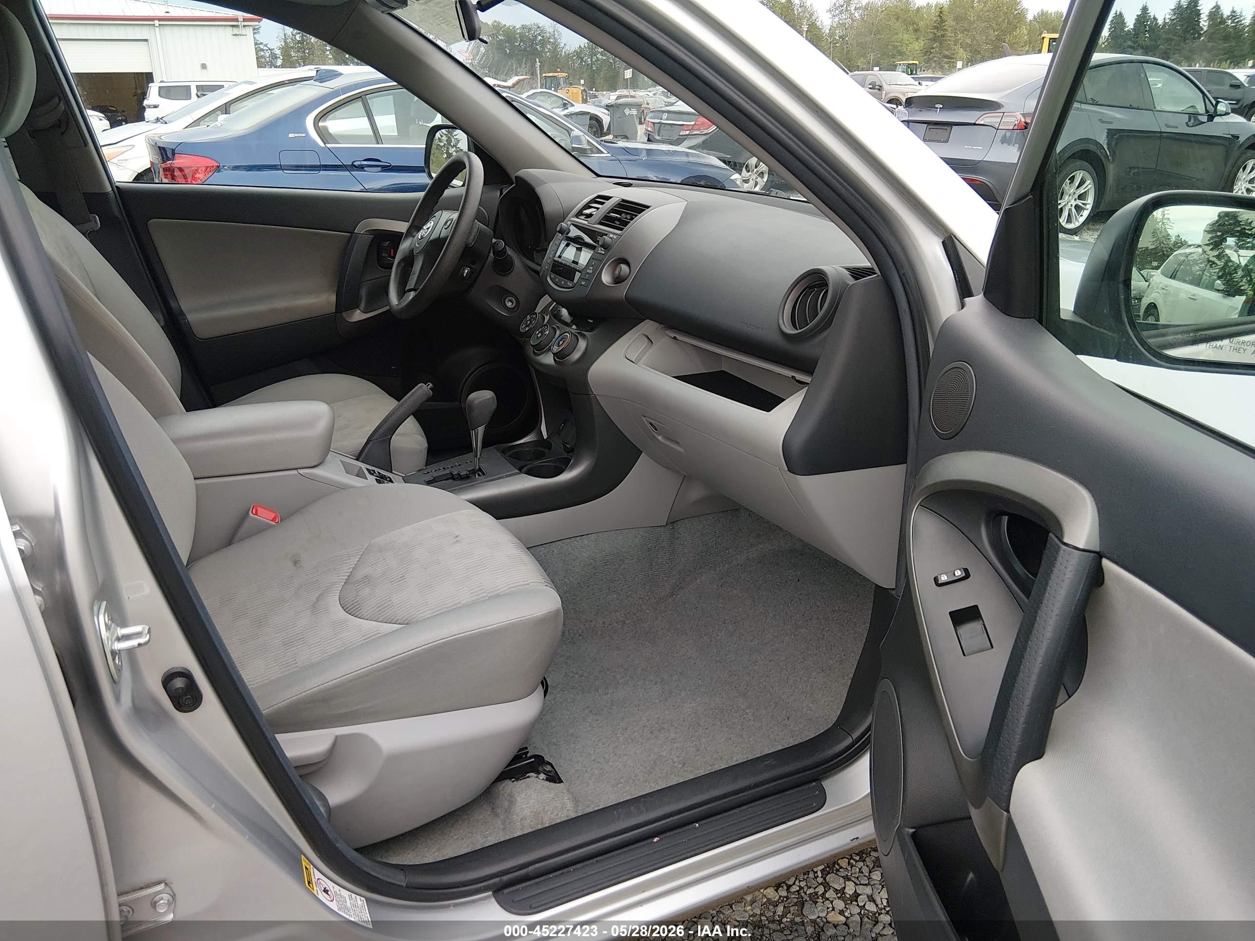2011 Toyota Rav4   Silver vin: 2T3BF4DV8BW121829