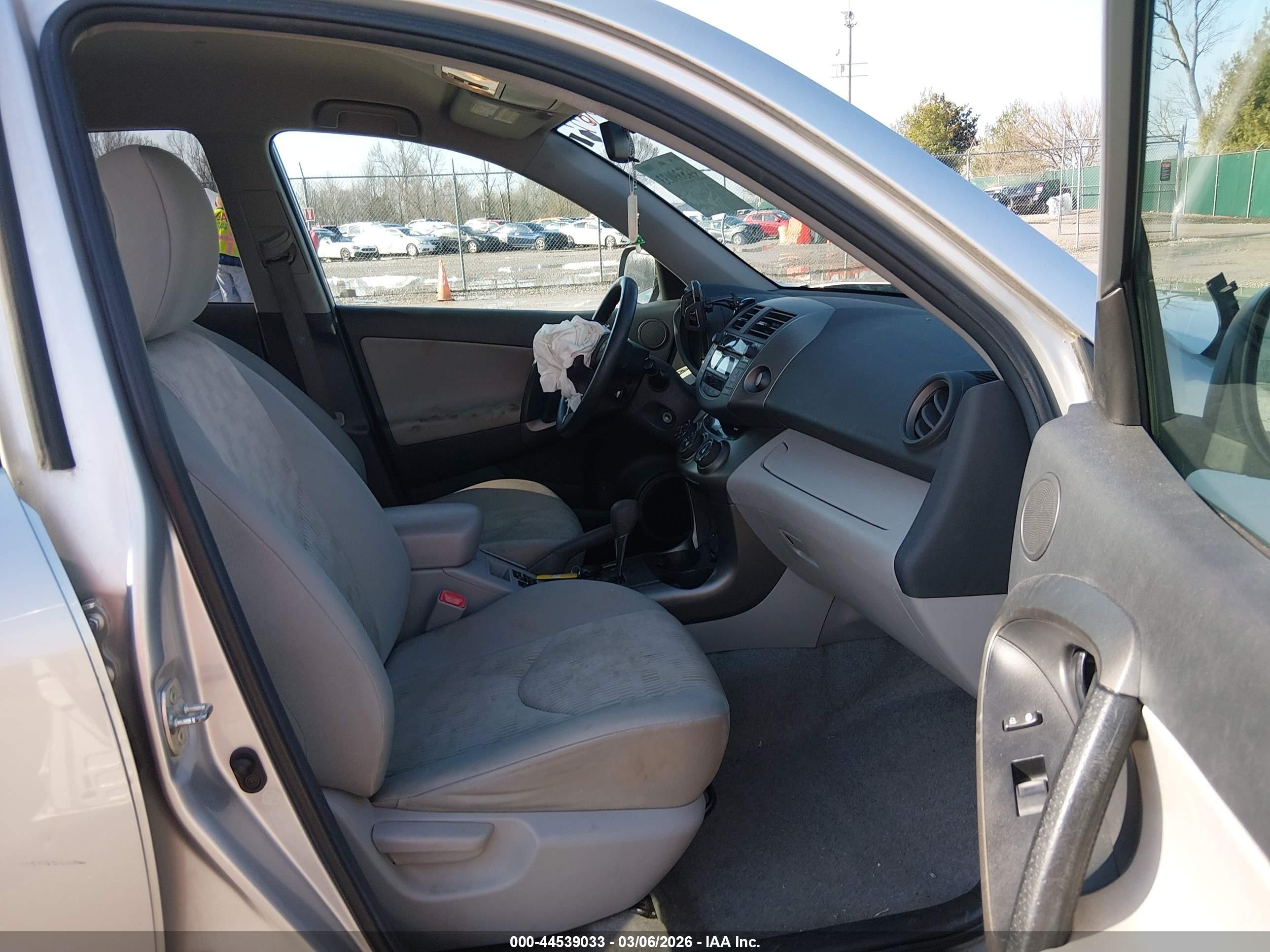 2011 Toyota Rav4 Silver vin: 2T3BF4DV8BW124519
