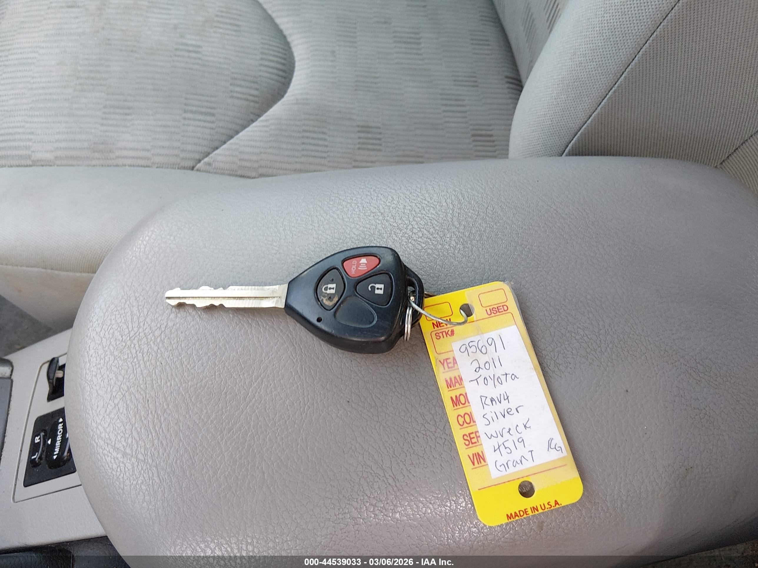 2011 Toyota Rav4 Silver vin: 2T3BF4DV8BW124519