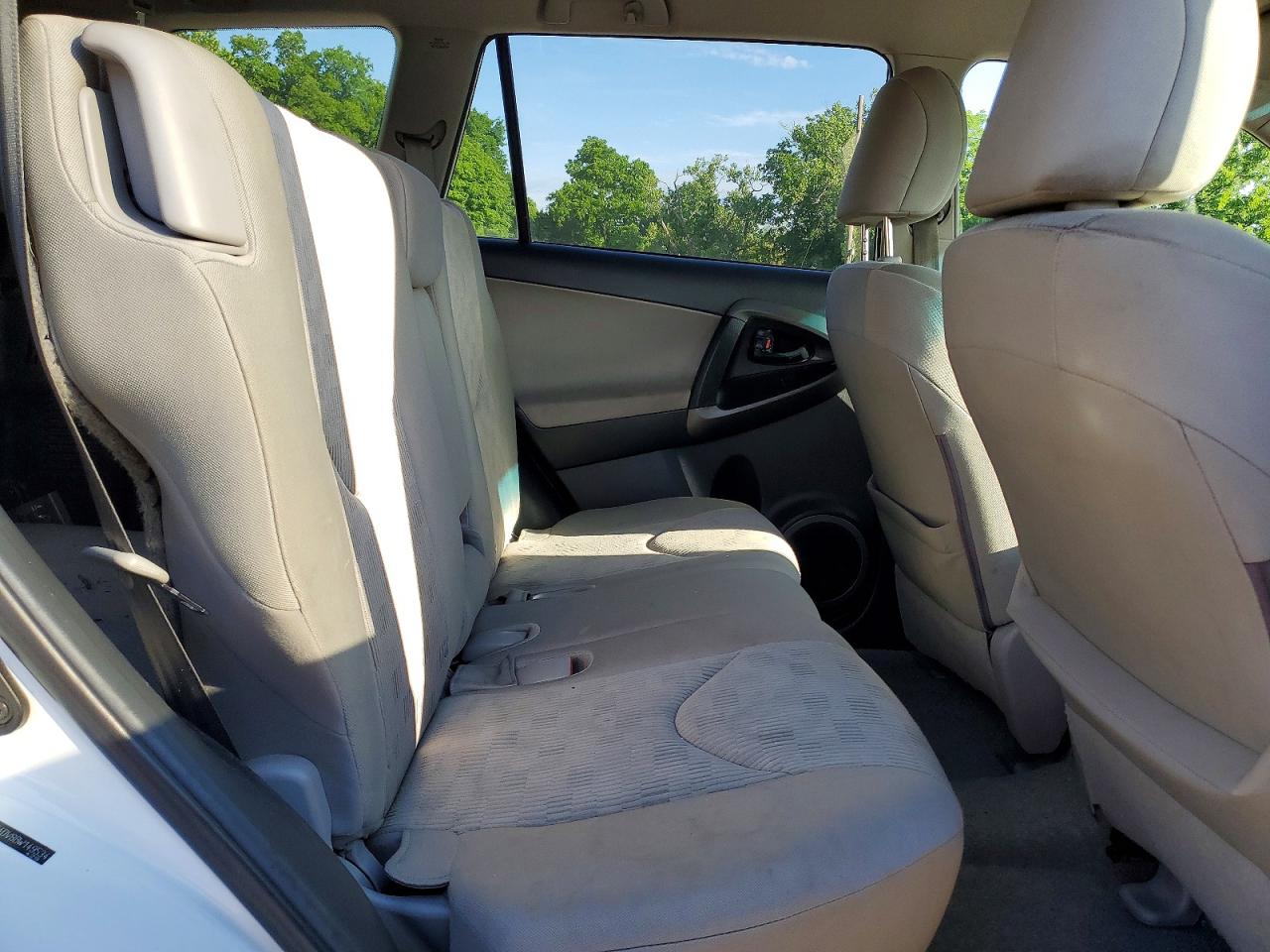 2011 Toyota Rav4 Base White vin: 2T3BF4DV8BW149534