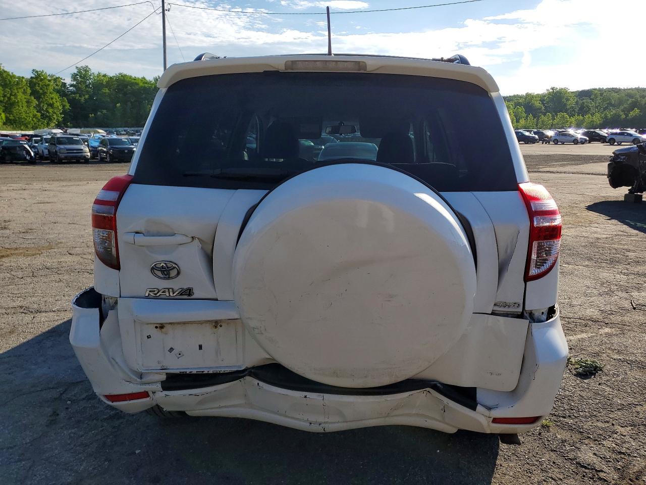 2011 Toyota Rav4 Base White vin: 2T3BF4DV8BW149534