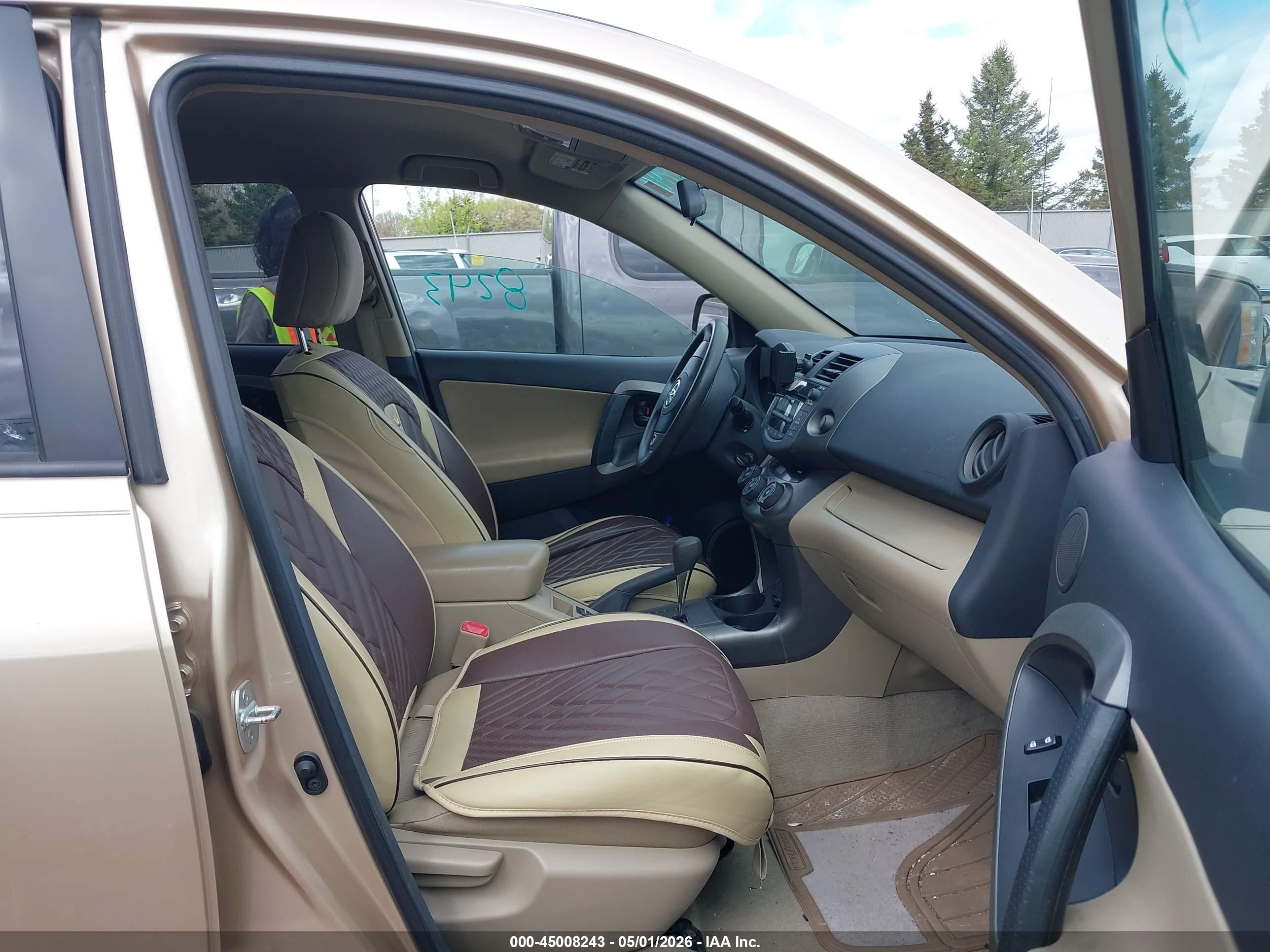 2011 Toyota Rav4   Champagne vin: 2T3BF4DV8BW161702