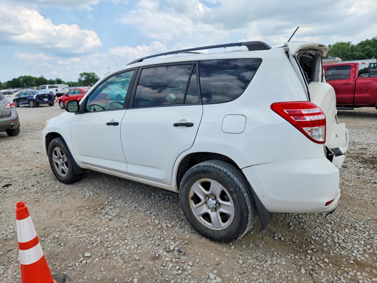 2012 Toyota Rav4 Base White vin: 2T3BF4DV8CW228557