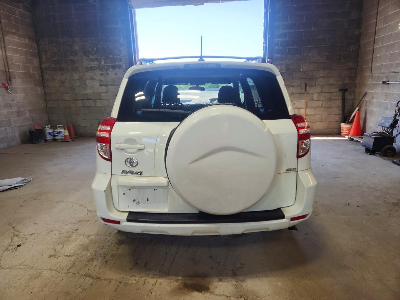 2012 Toyota Rav4 Base White vin: 2T3BF4DV9CW178591