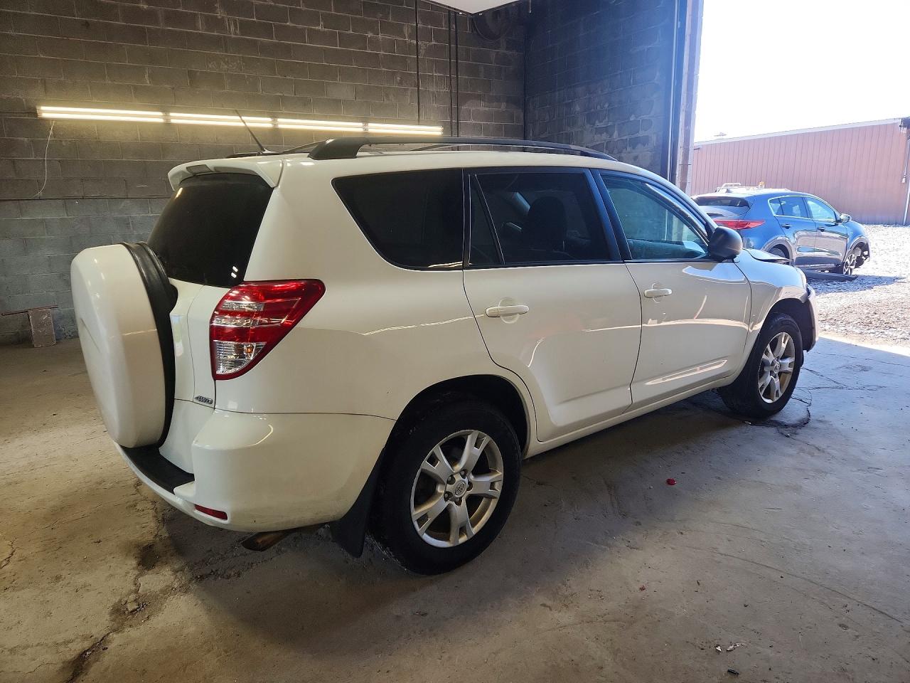 2012 Toyota Rav4 Base White vin: 2T3BF4DV9CW178591
