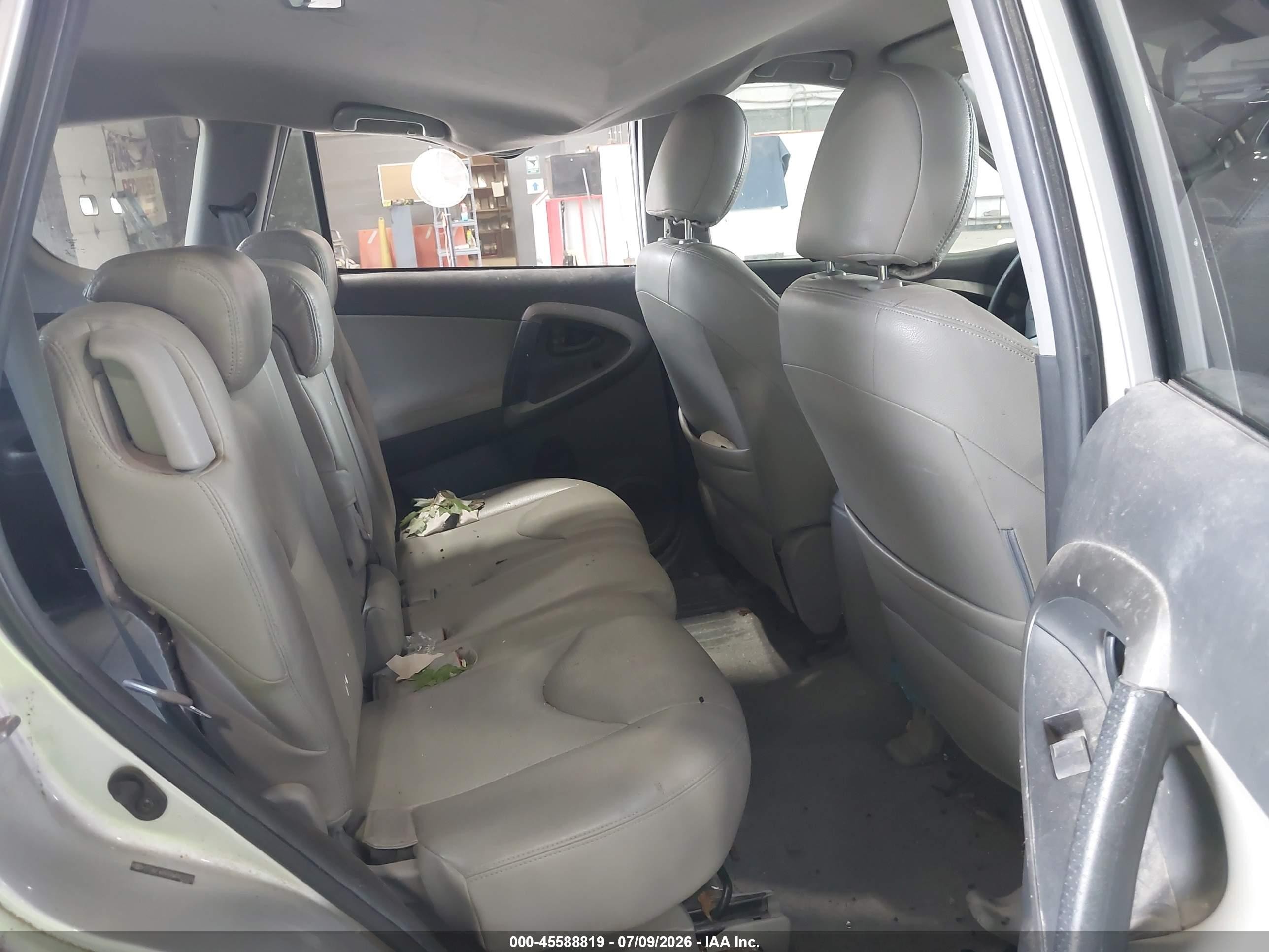 2011 Toyota Rav4   Silver vin: 2T3BF4DVXBW082659