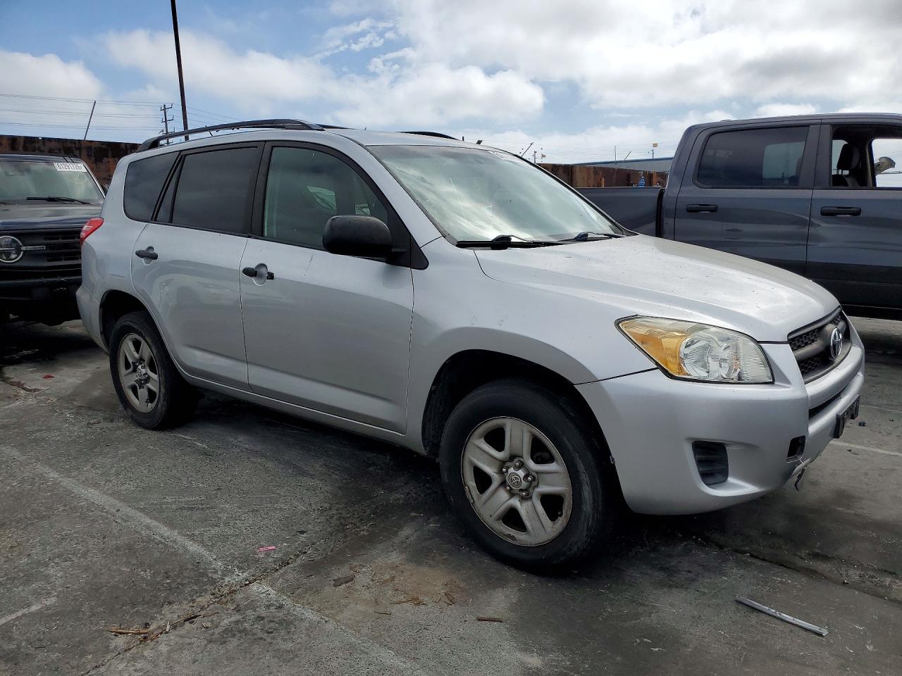 2011 Toyota Rav4 Base Silver vin: 2T3BF4DVXBW084380