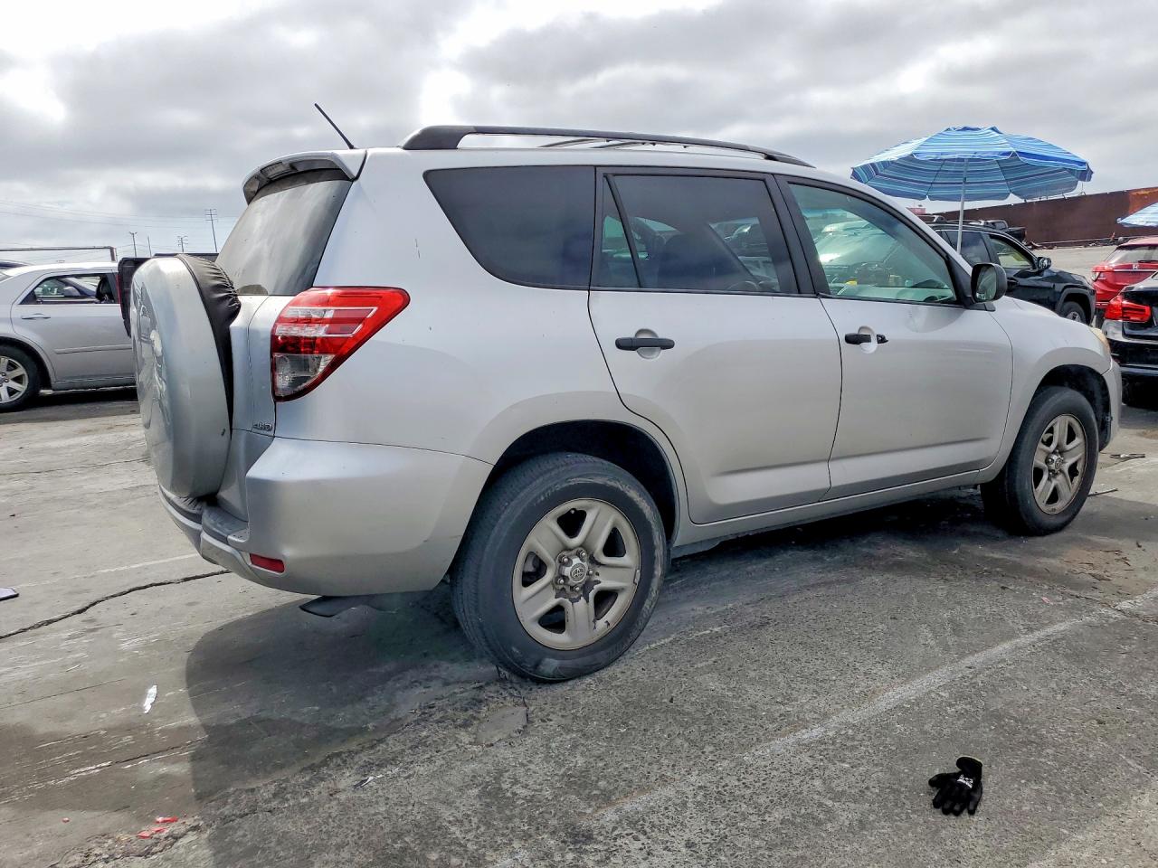 2011 Toyota Rav4 Base Silver vin: 2T3BF4DVXBW084380