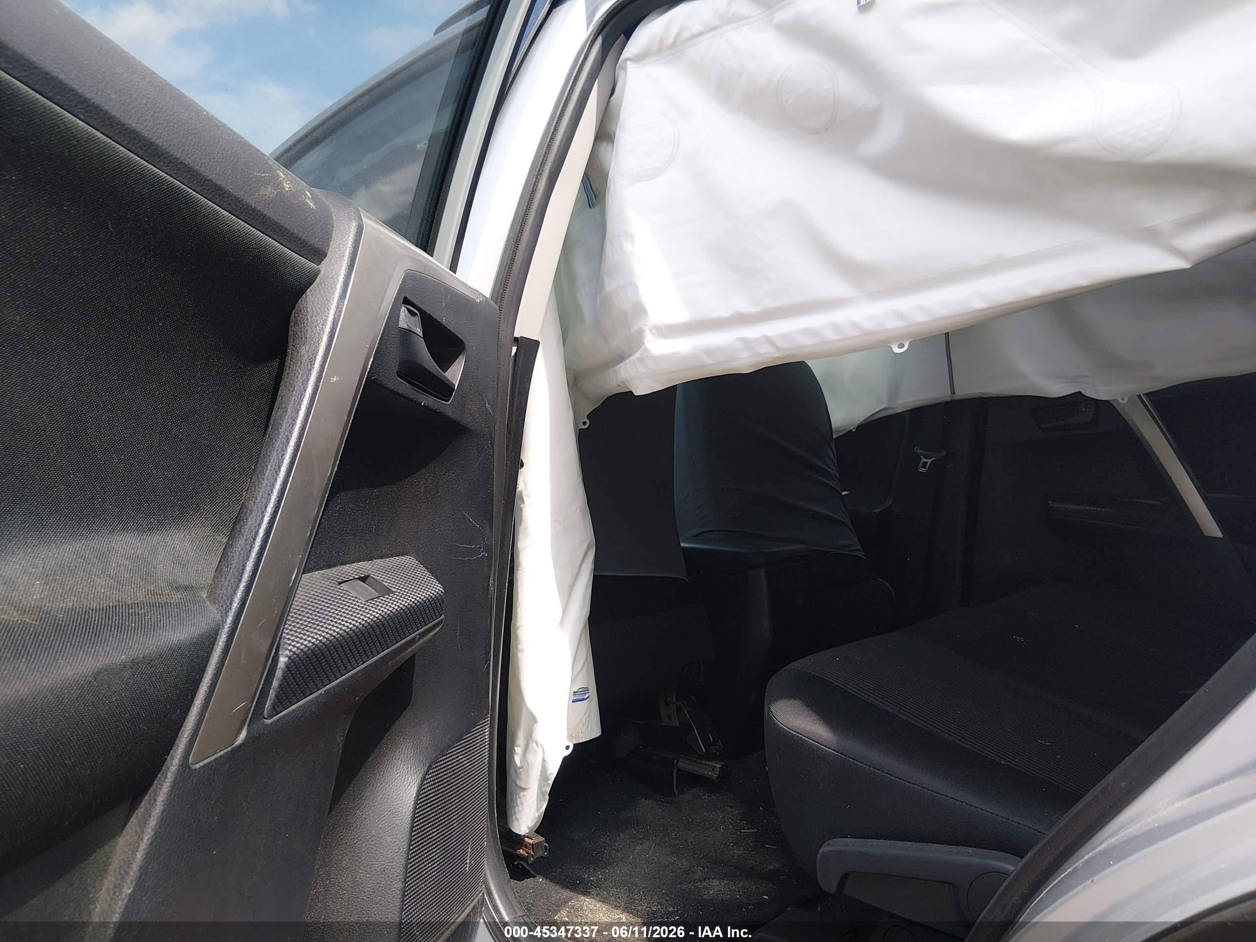 2015 Toyota Rav4 Le Silver vin: 2T3BFREV0FW243568