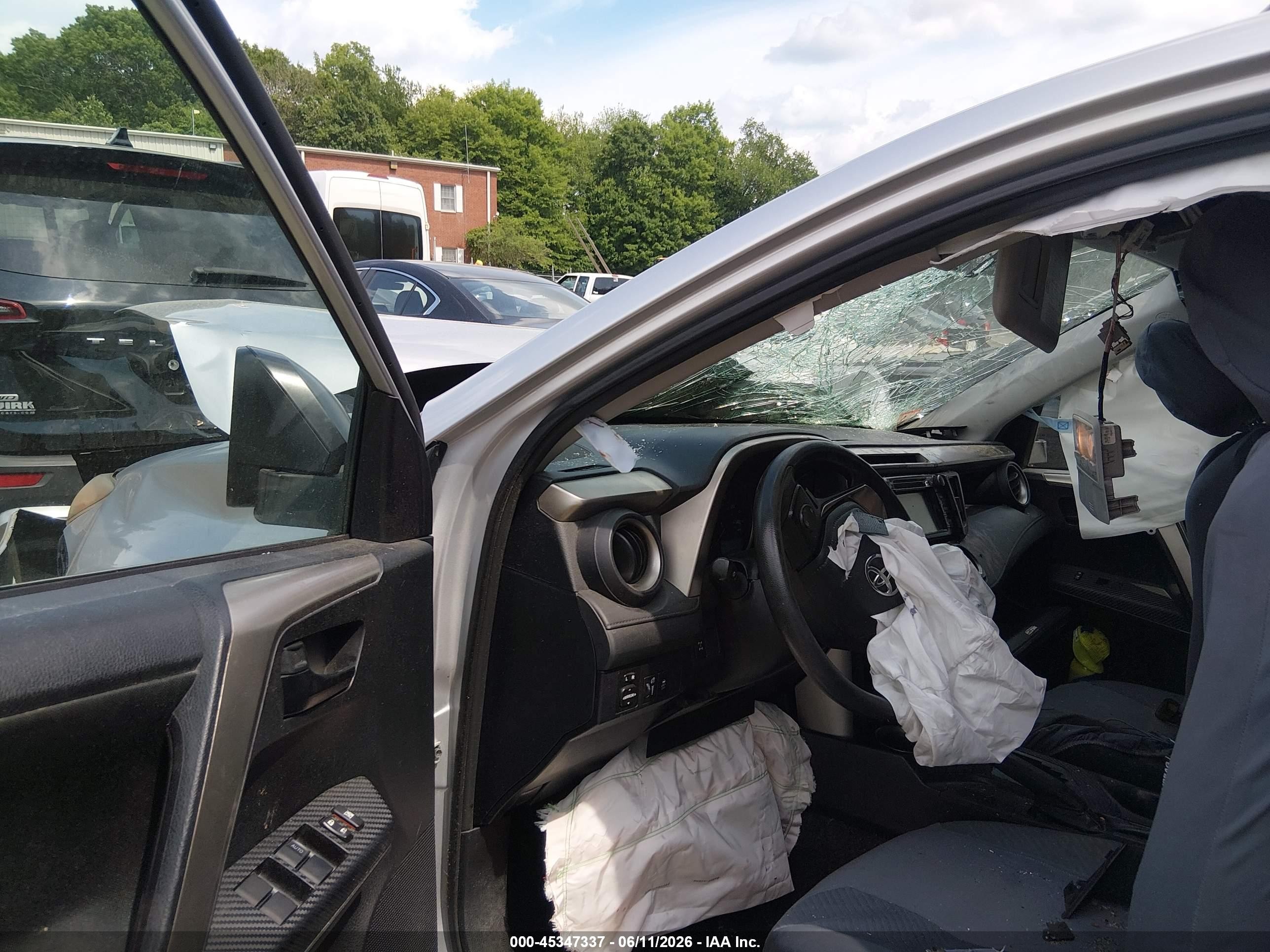 2015 Toyota Rav4 Le Silver vin: 2T3BFREV0FW243568