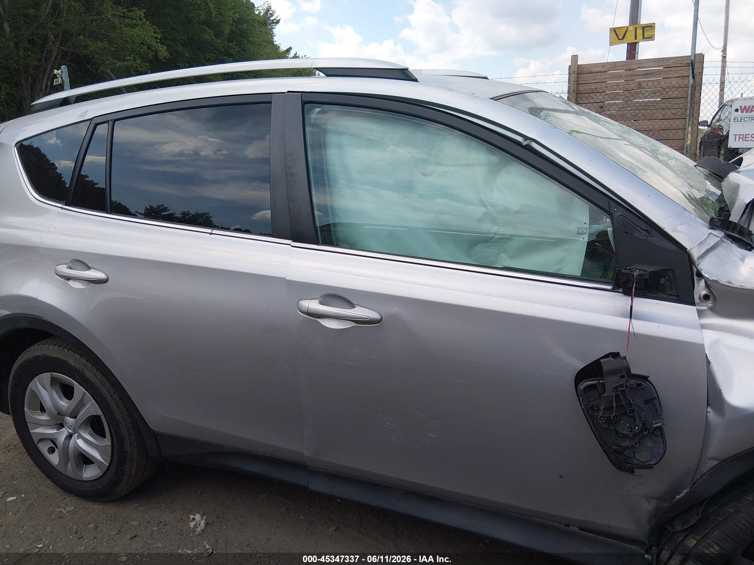 2015 Toyota Rav4 Le Silver vin: 2T3BFREV0FW243568