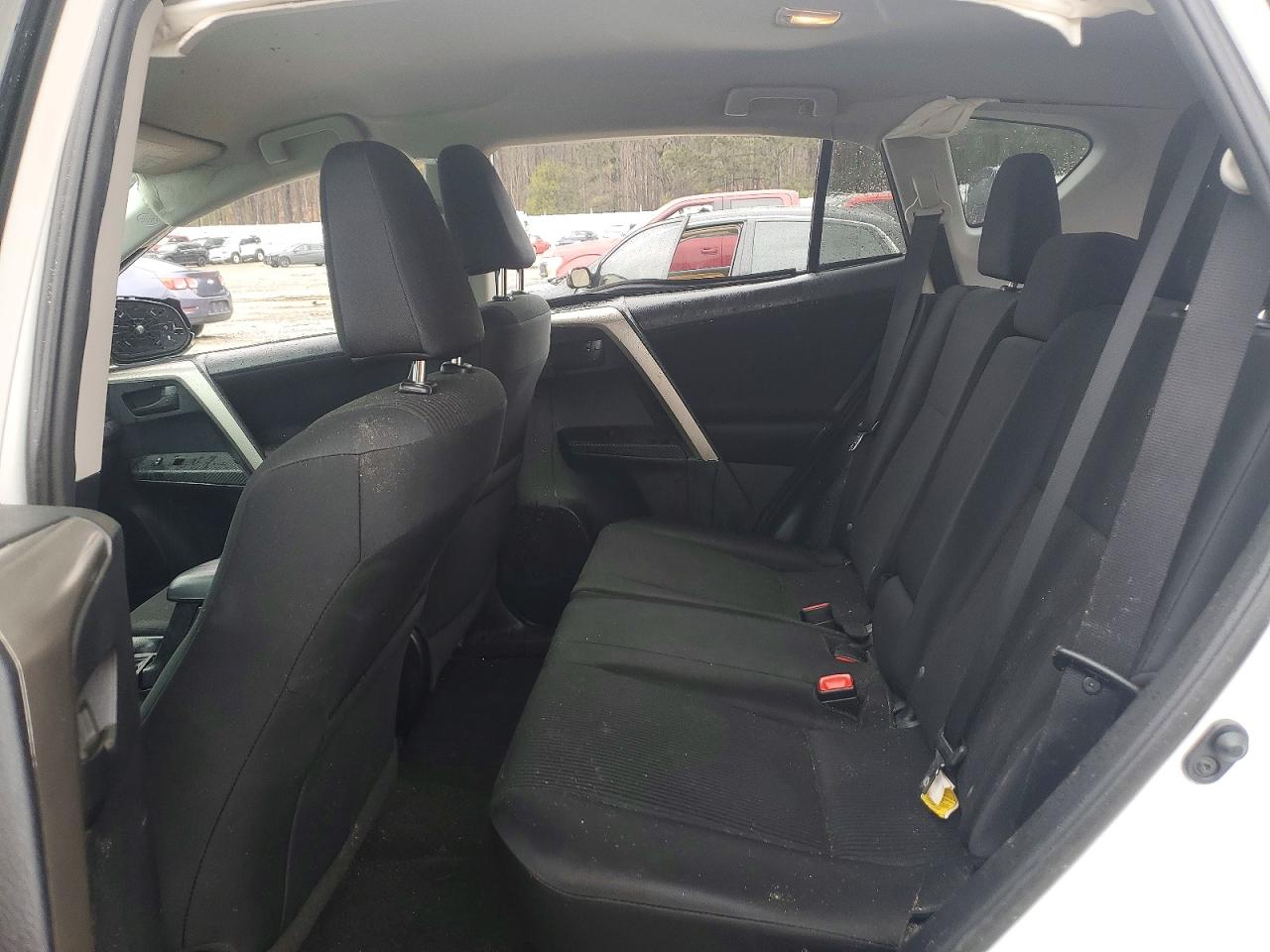 2015 Toyota Rav4 Le White vin: 2T3BFREV0FW305454