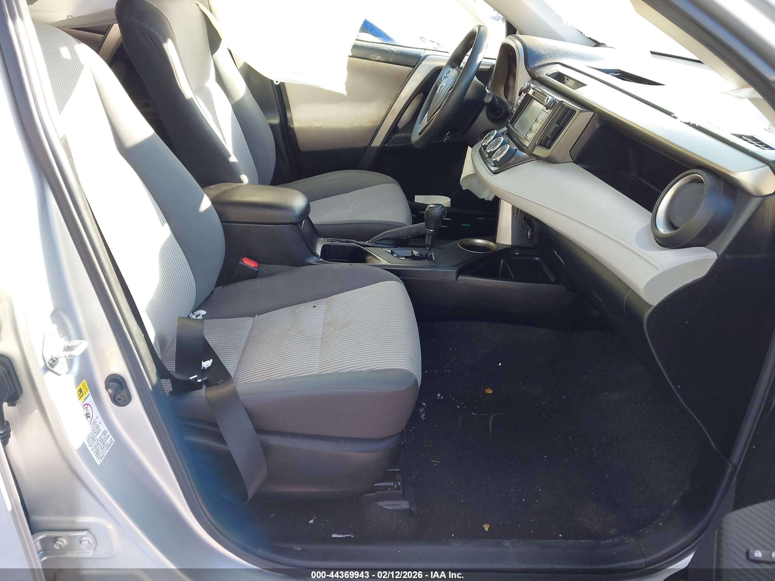 2015 Toyota Rav4 Le Silver vin: 2T3BFREV0FW384222