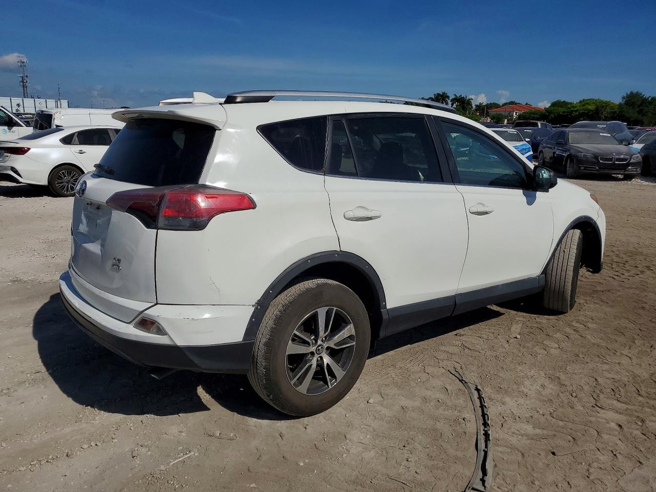 2016 Toyota Rav4 Le White vin: 2T3BFREV0GW411694