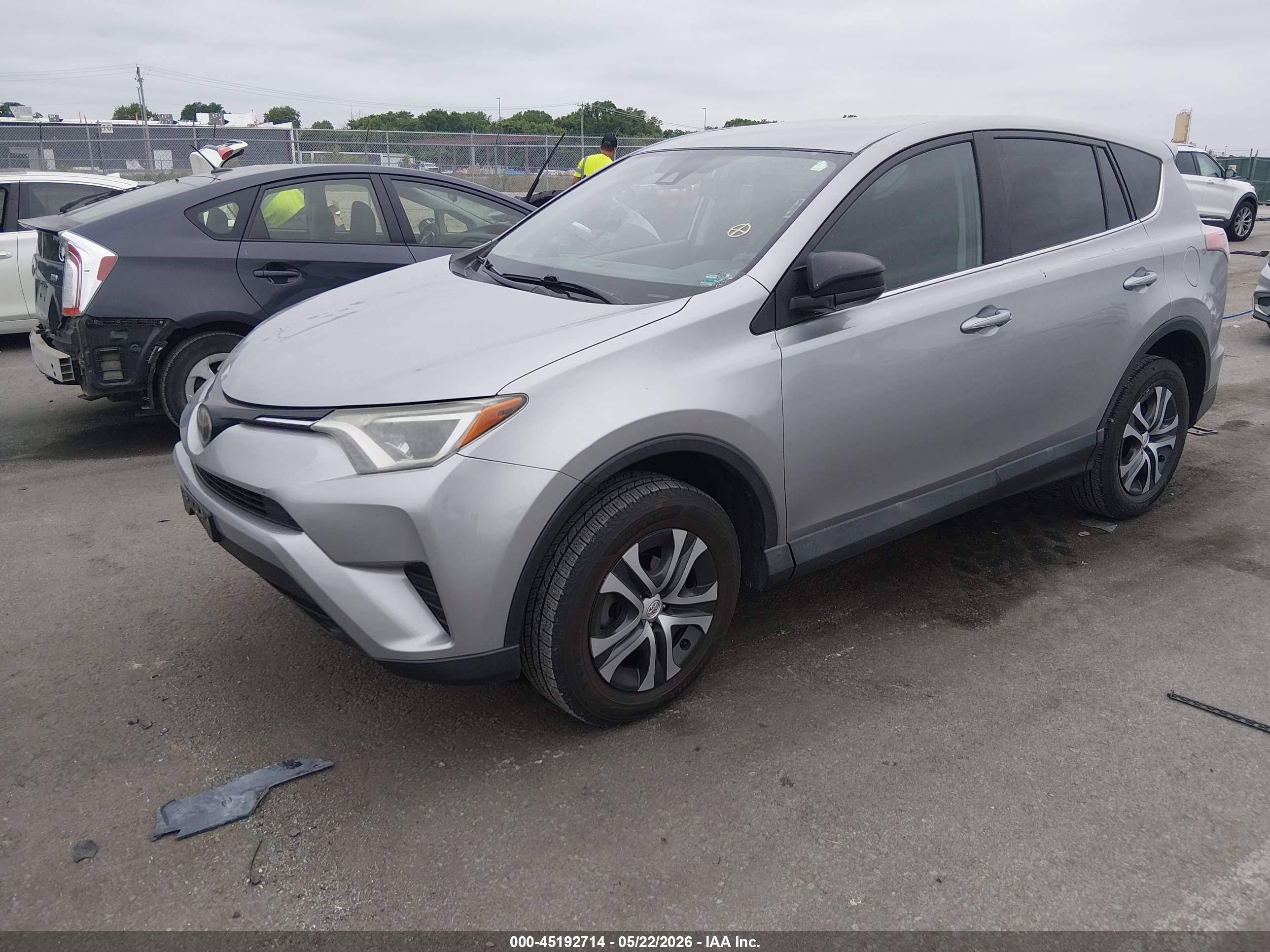 2018 Toyota Rav4 Le Gray vin: 2T3BFREV0JW733839