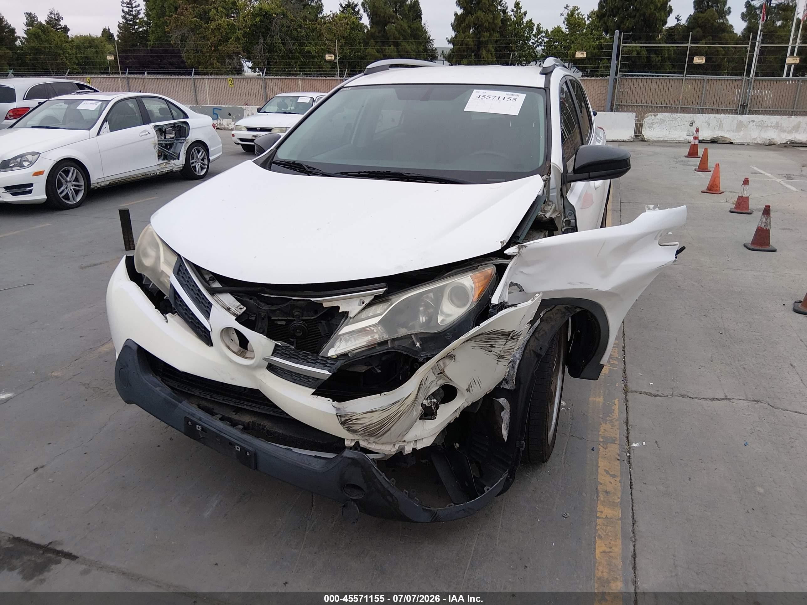 2013 Toyota Rav4 Le White vin: 2T3BFREV1DW084539