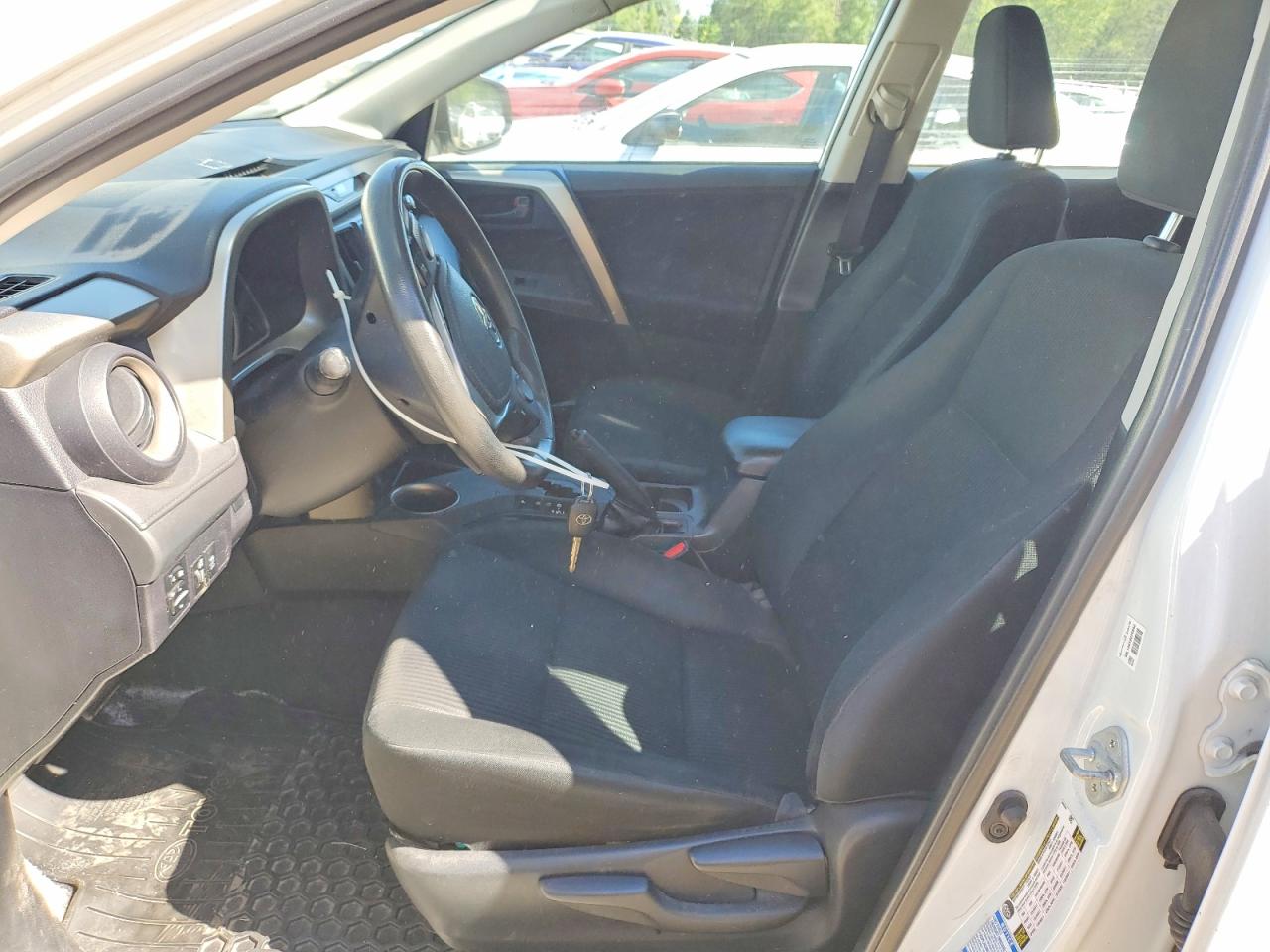2015 Toyota Rav4 Le White vin: 2T3BFREV1FW330265