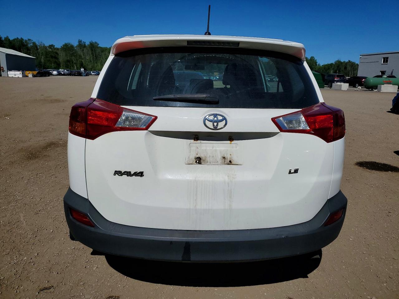 2015 Toyota Rav4 Le White vin: 2T3BFREV1FW330265