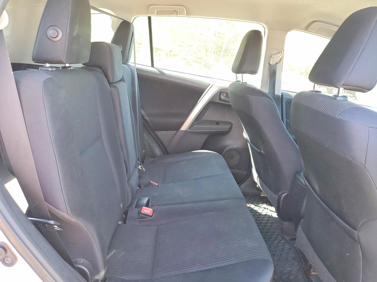 2015 Toyota Rav4 Le White vin: 2T3BFREV1FW330265