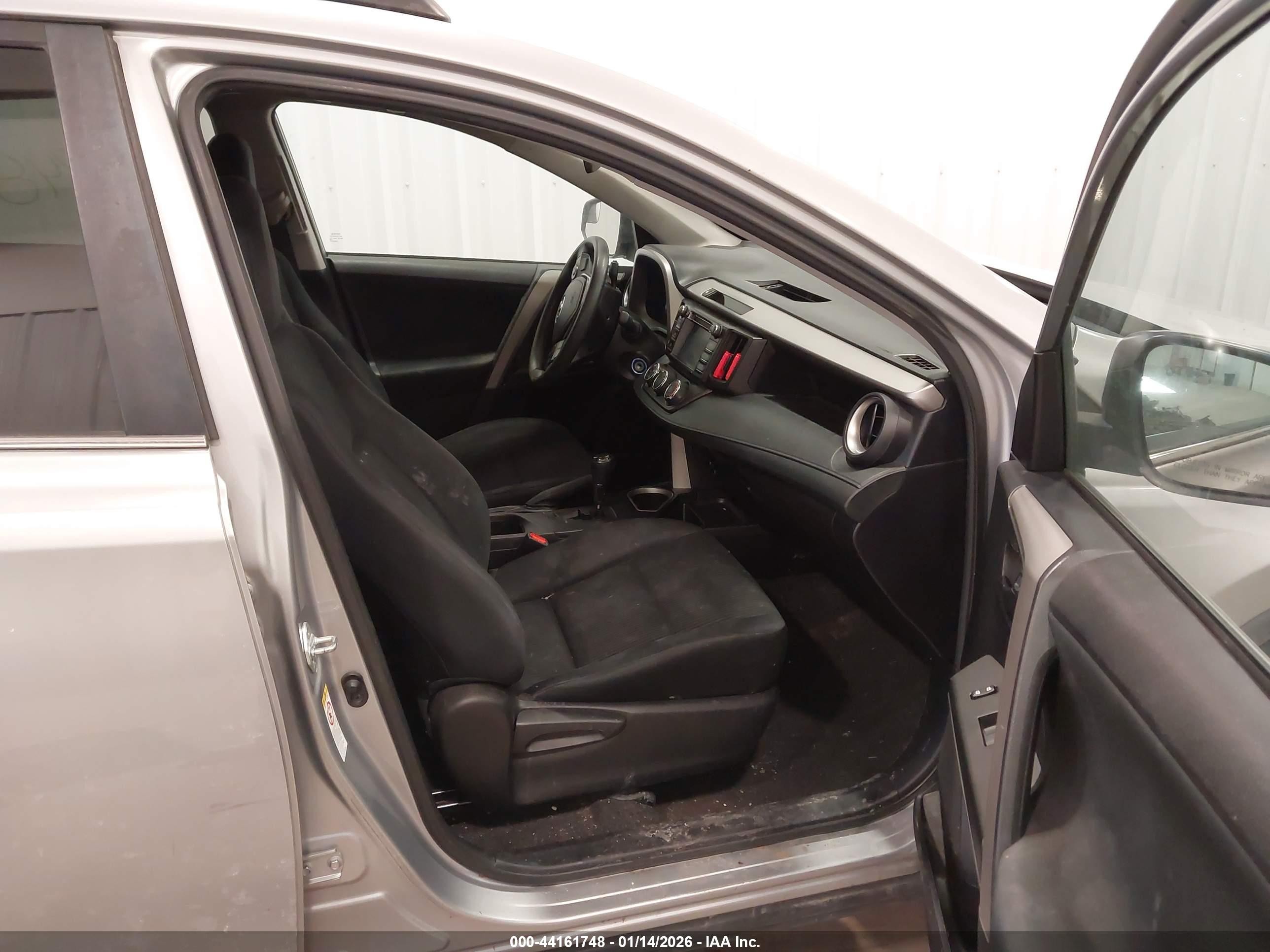 2017 Toyota Rav4 Le Silver vin: 2T3BFREV1HW577823