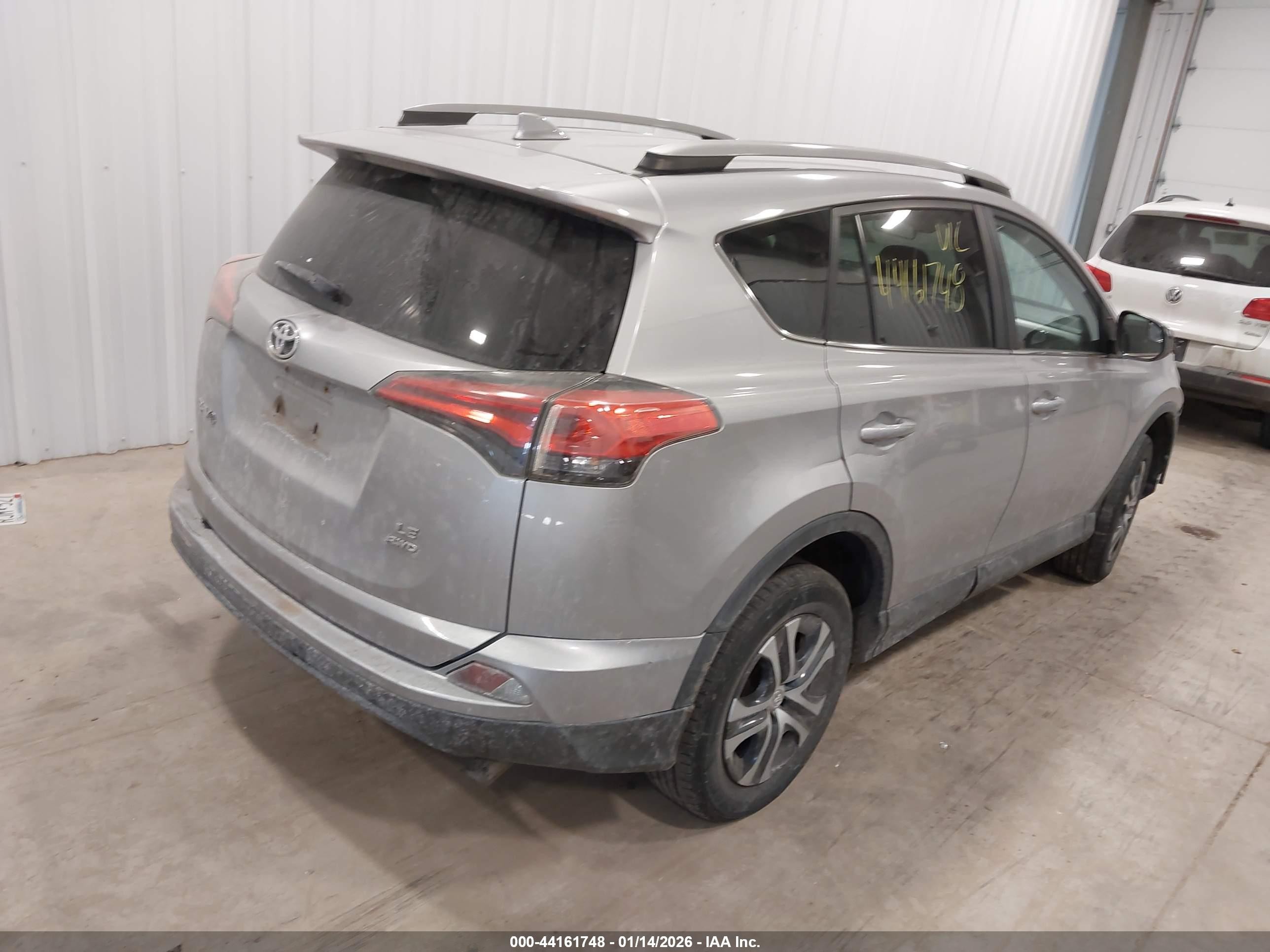 2017 Toyota Rav4 Le Silver vin: 2T3BFREV1HW577823