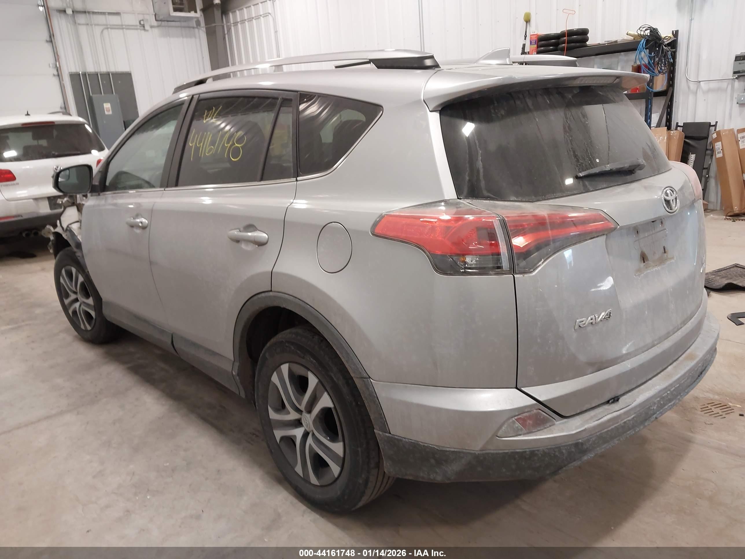 2017 Toyota Rav4 Le Silver vin: 2T3BFREV1HW577823