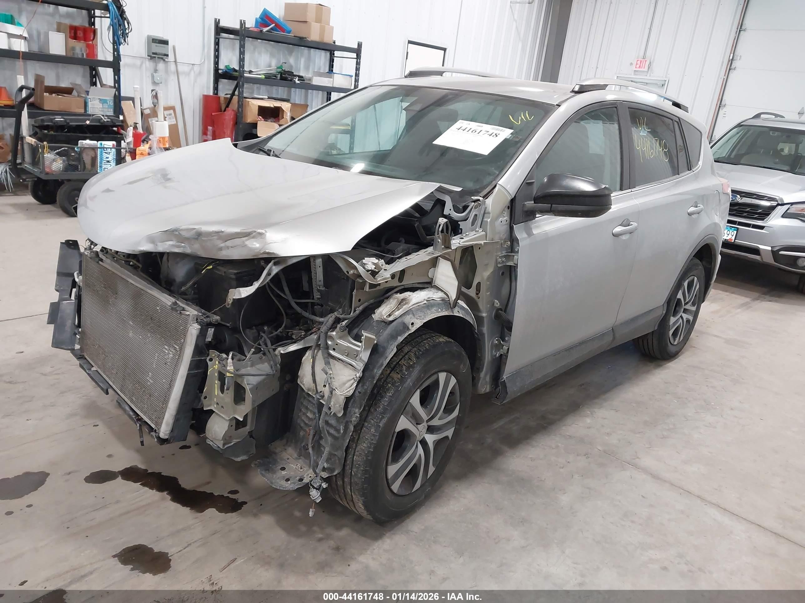 2017 Toyota Rav4 Le Silver vin: 2T3BFREV1HW577823