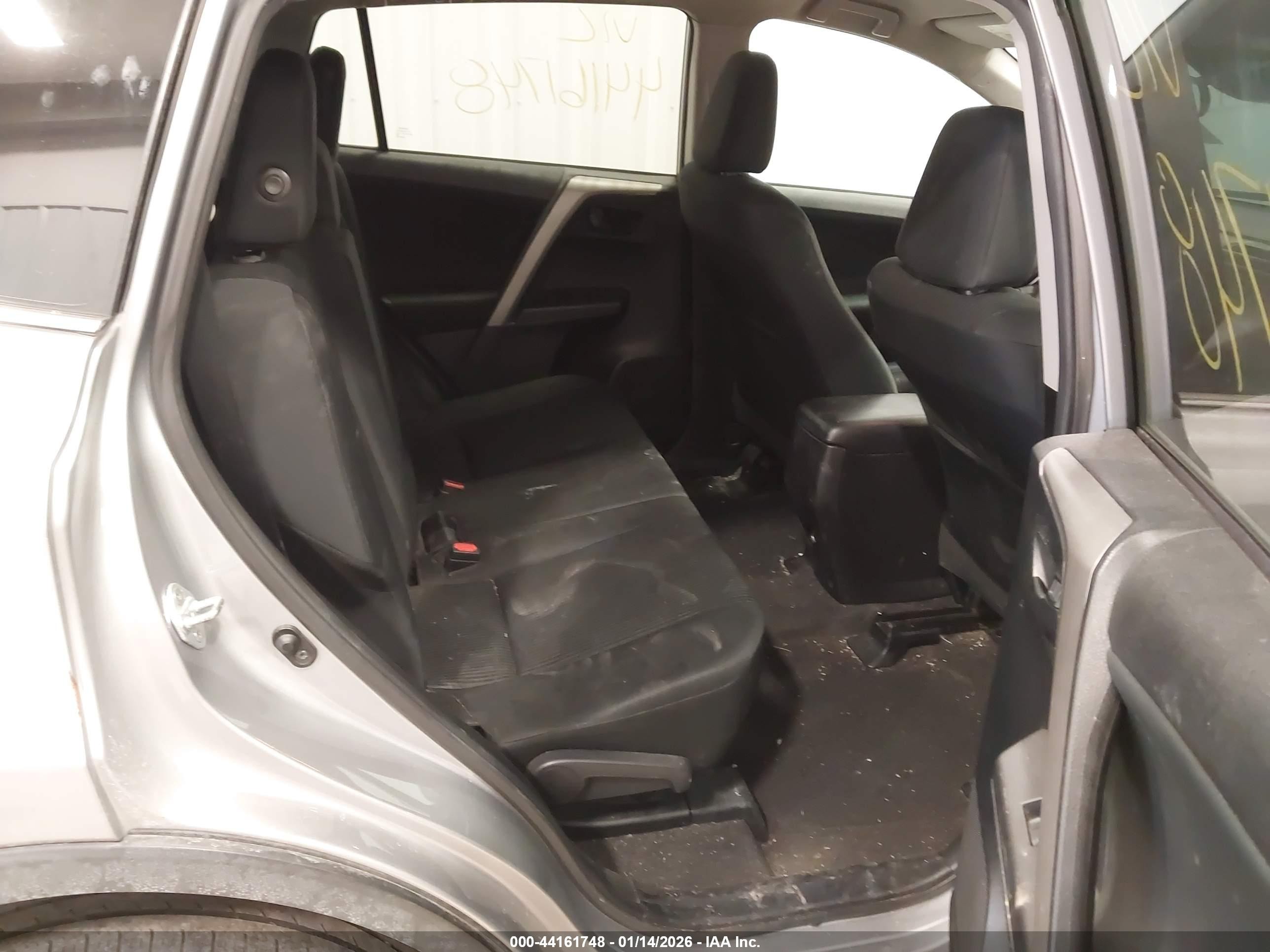2017 Toyota Rav4 Le Silver vin: 2T3BFREV1HW577823