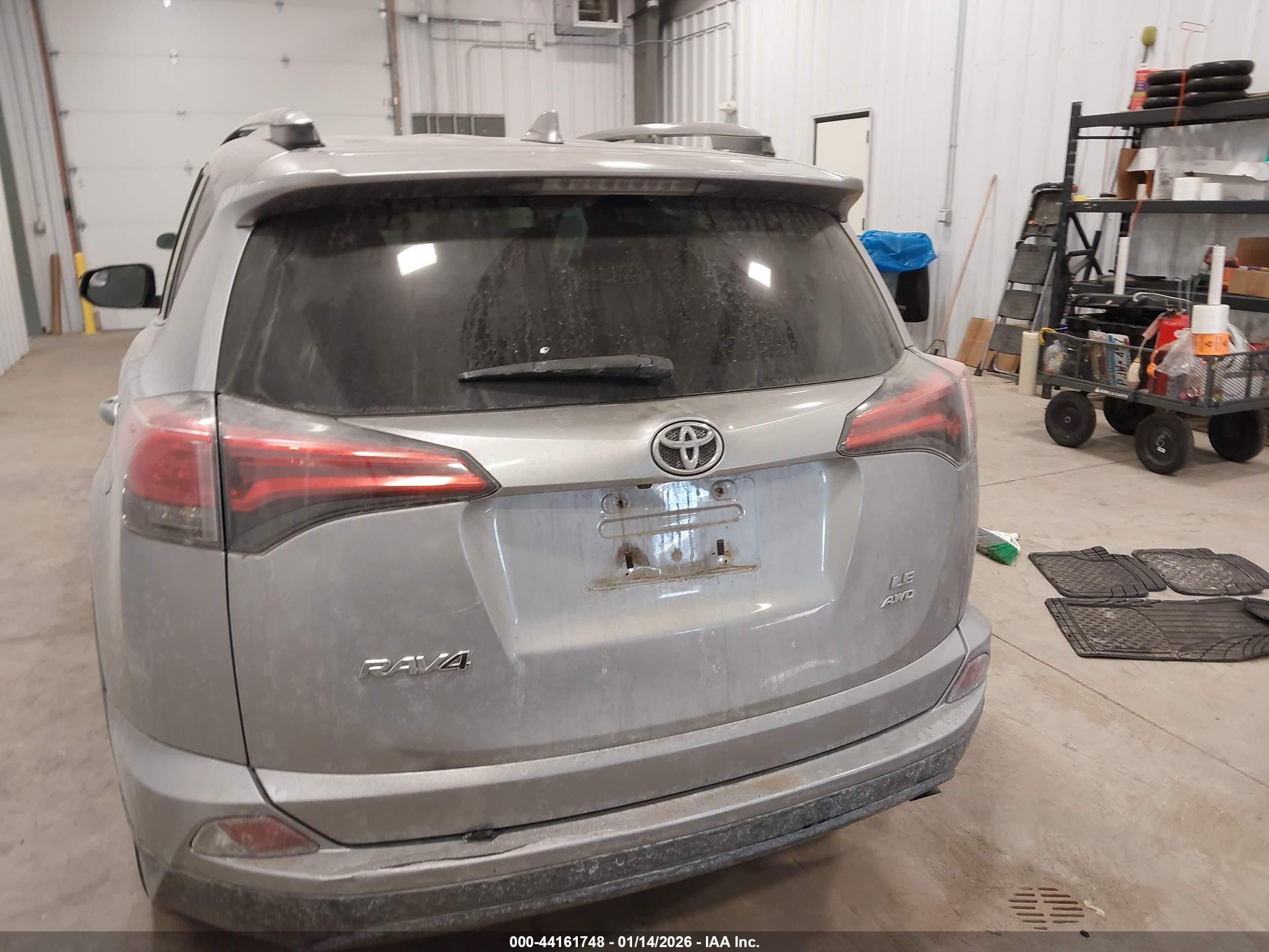 2017 Toyota Rav4 Le Silver vin: 2T3BFREV1HW577823