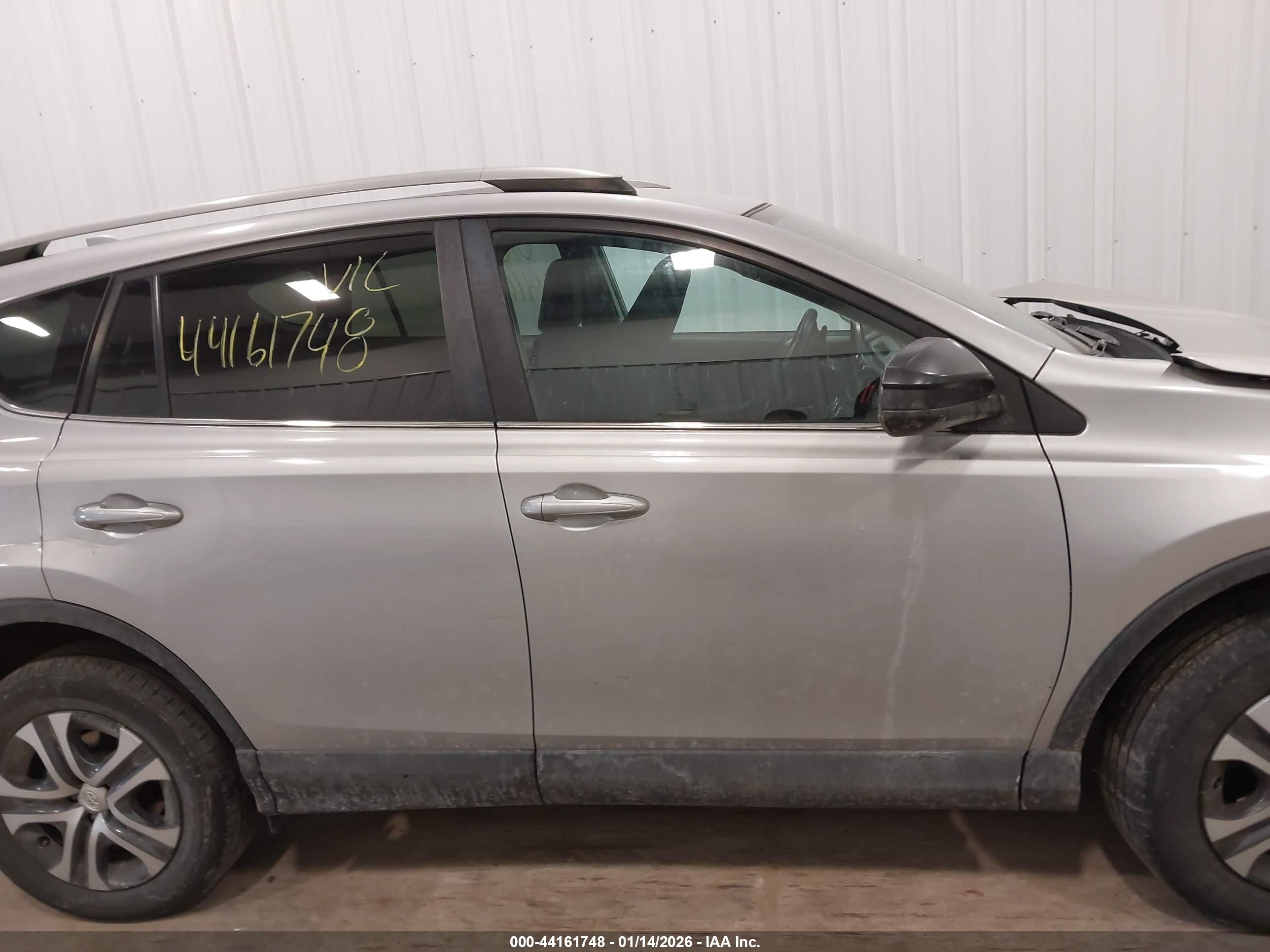 2017 Toyota Rav4 Le Silver vin: 2T3BFREV1HW577823