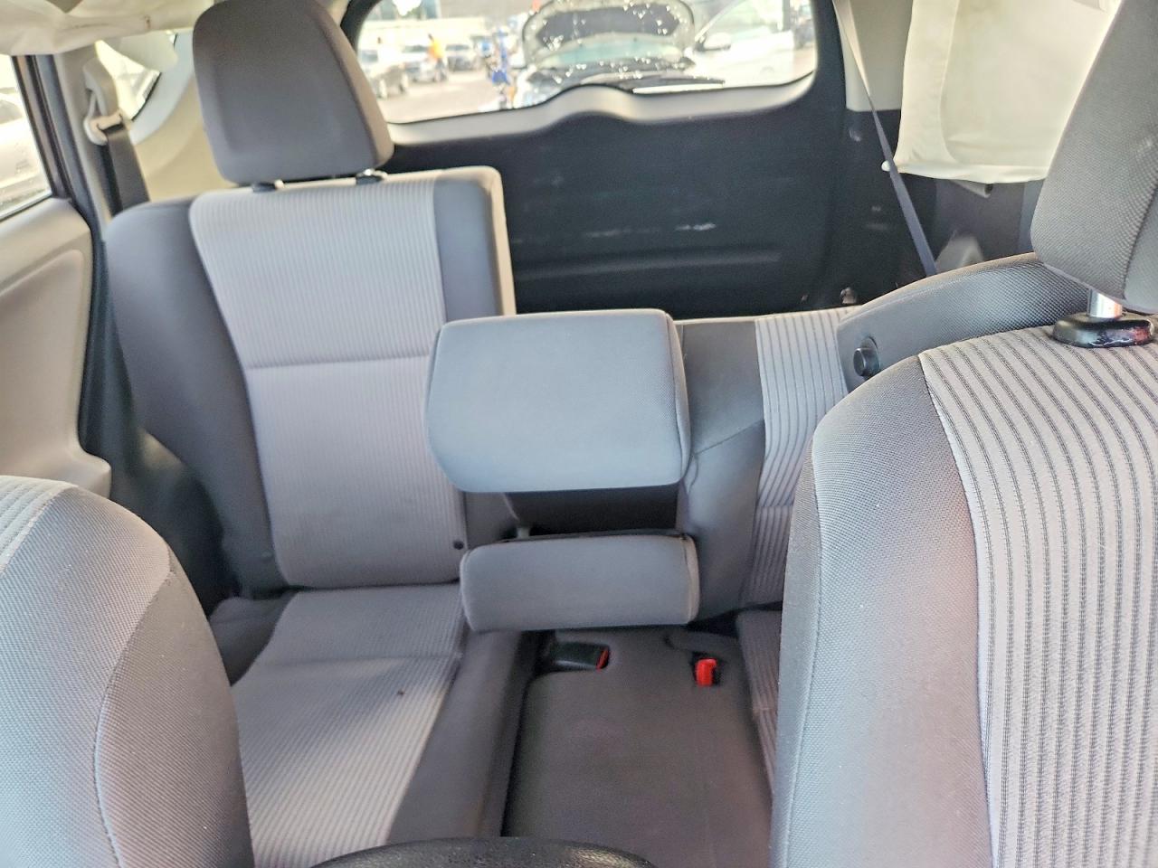 2013 Toyota Rav4 Le Gray vin: 2T3BFREV2DW051176